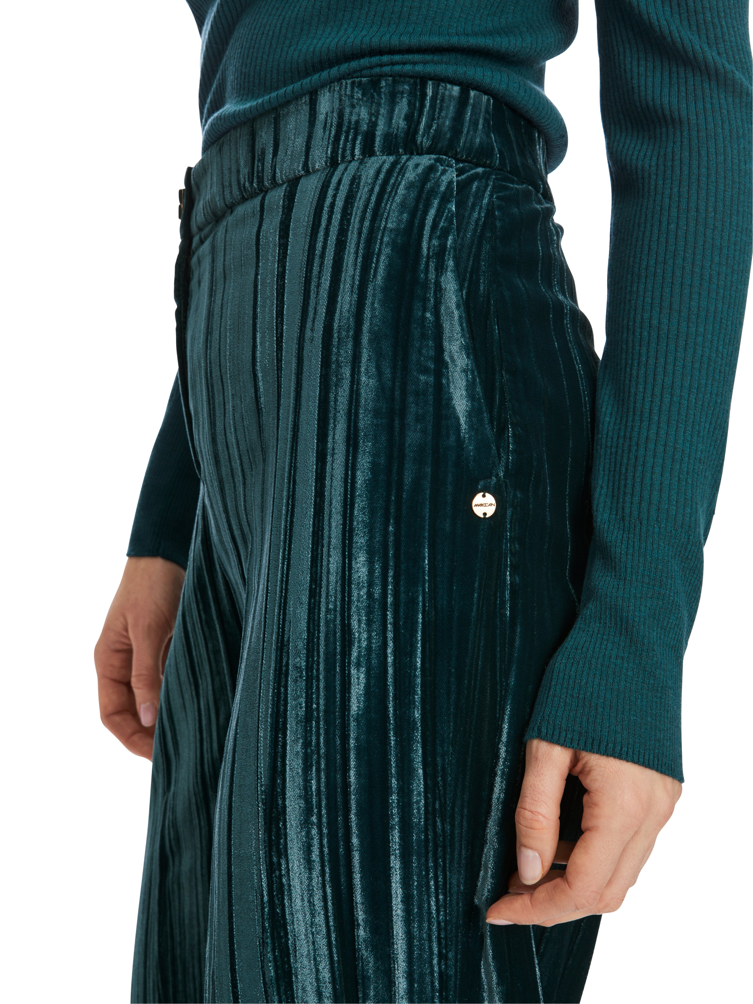 Marc Cain-Modell WUKARI im Crash-Samt-Hosen-Black-Deal-Outlet-by-ARCHIVIST