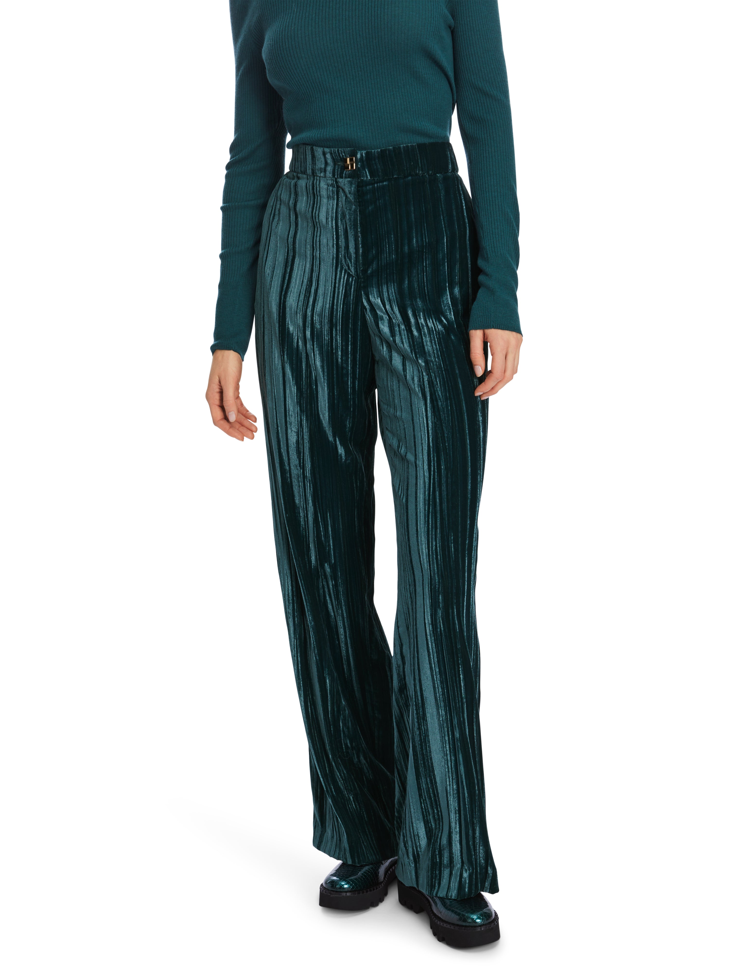 Marc Cain-Modell WUKARI im Crash-Samt-Hosen-Black-Deal-Outlet-by-ARCHIVIST