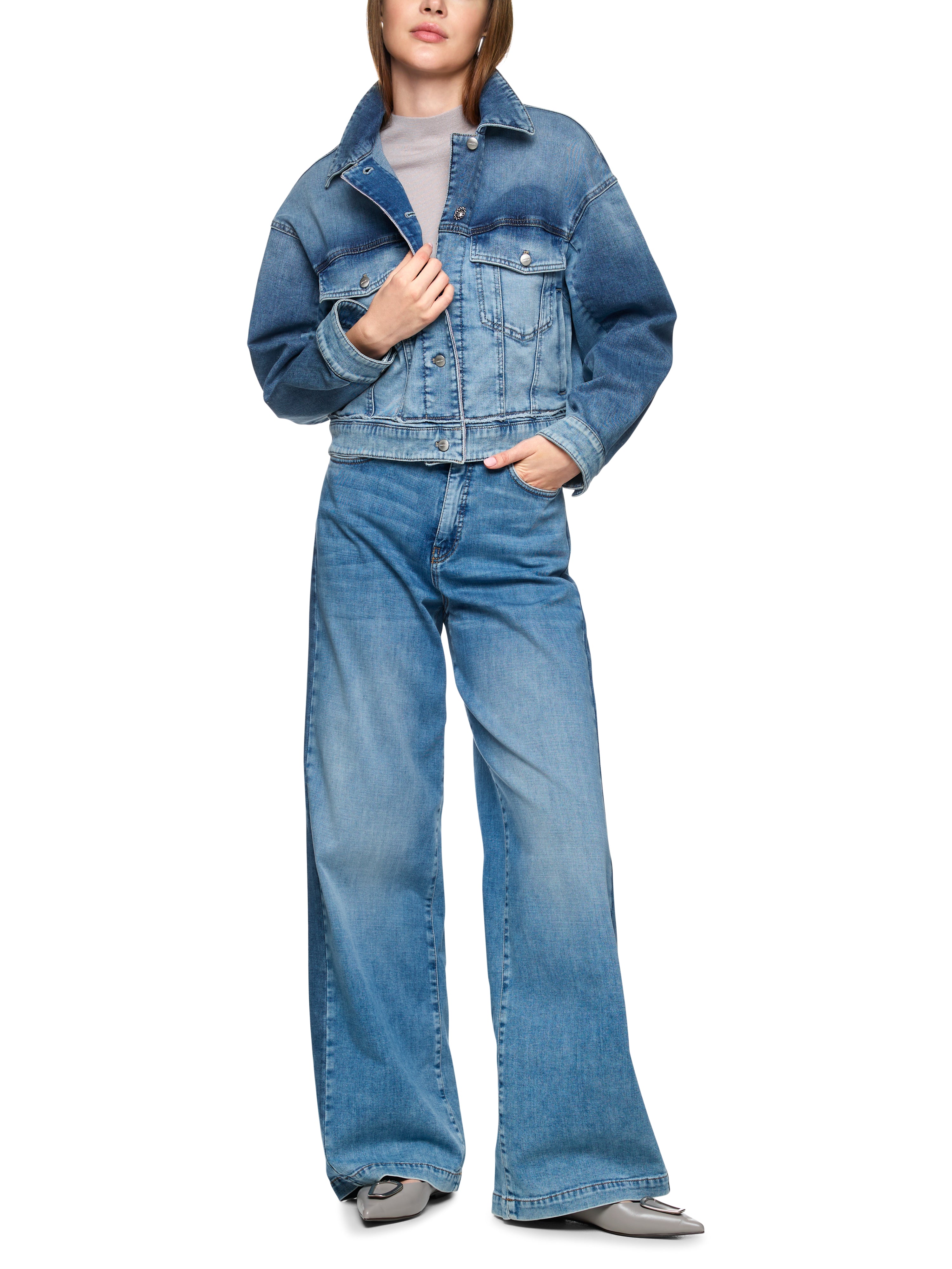 Klassische Jeansjacke mit Schmuckknopf