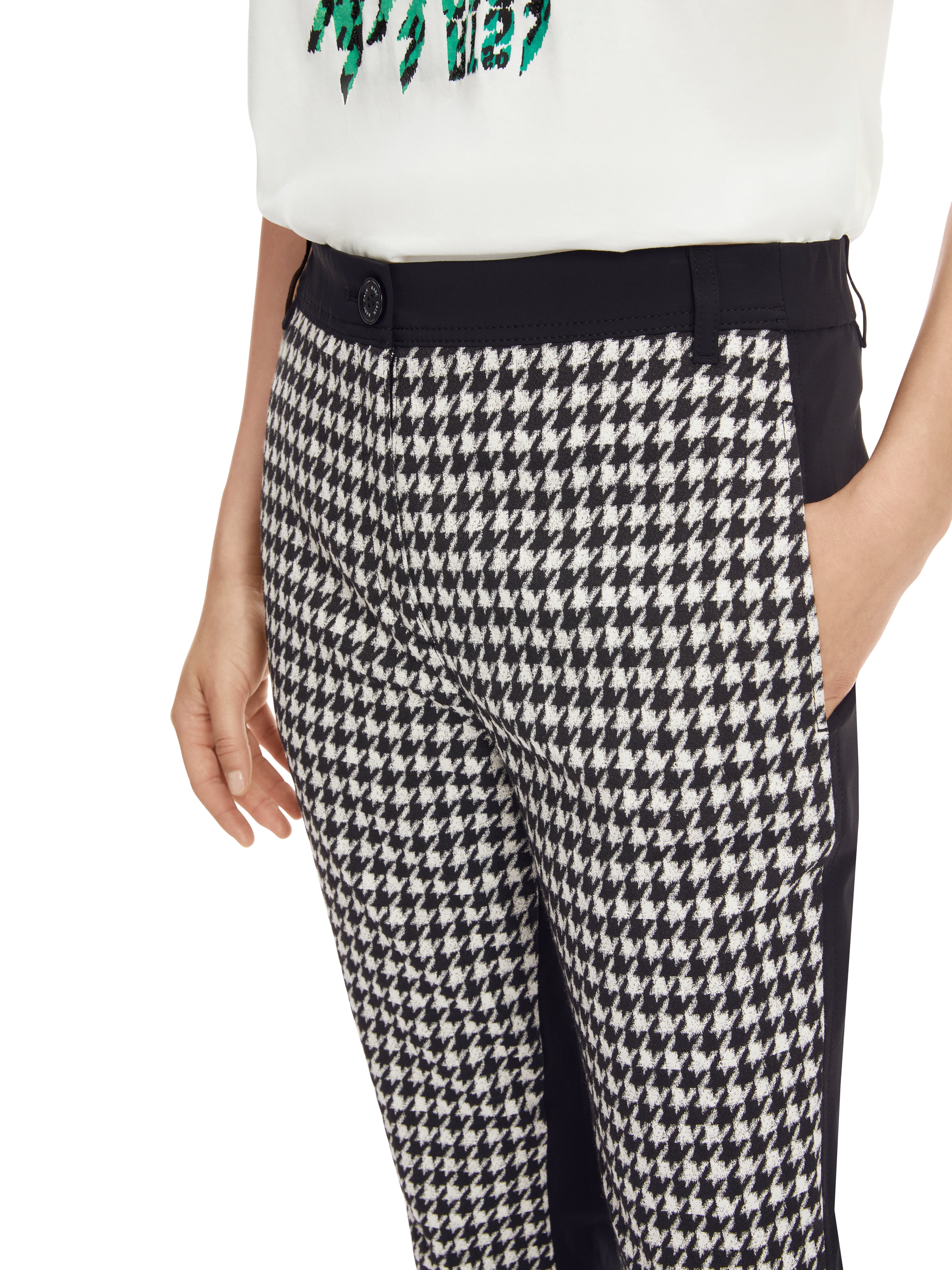 Marc Cain-Modell SLIVEN mit Chickcheck-Dessin-Hosen-Black-Deal-Outlet-by-ARCHIVIST