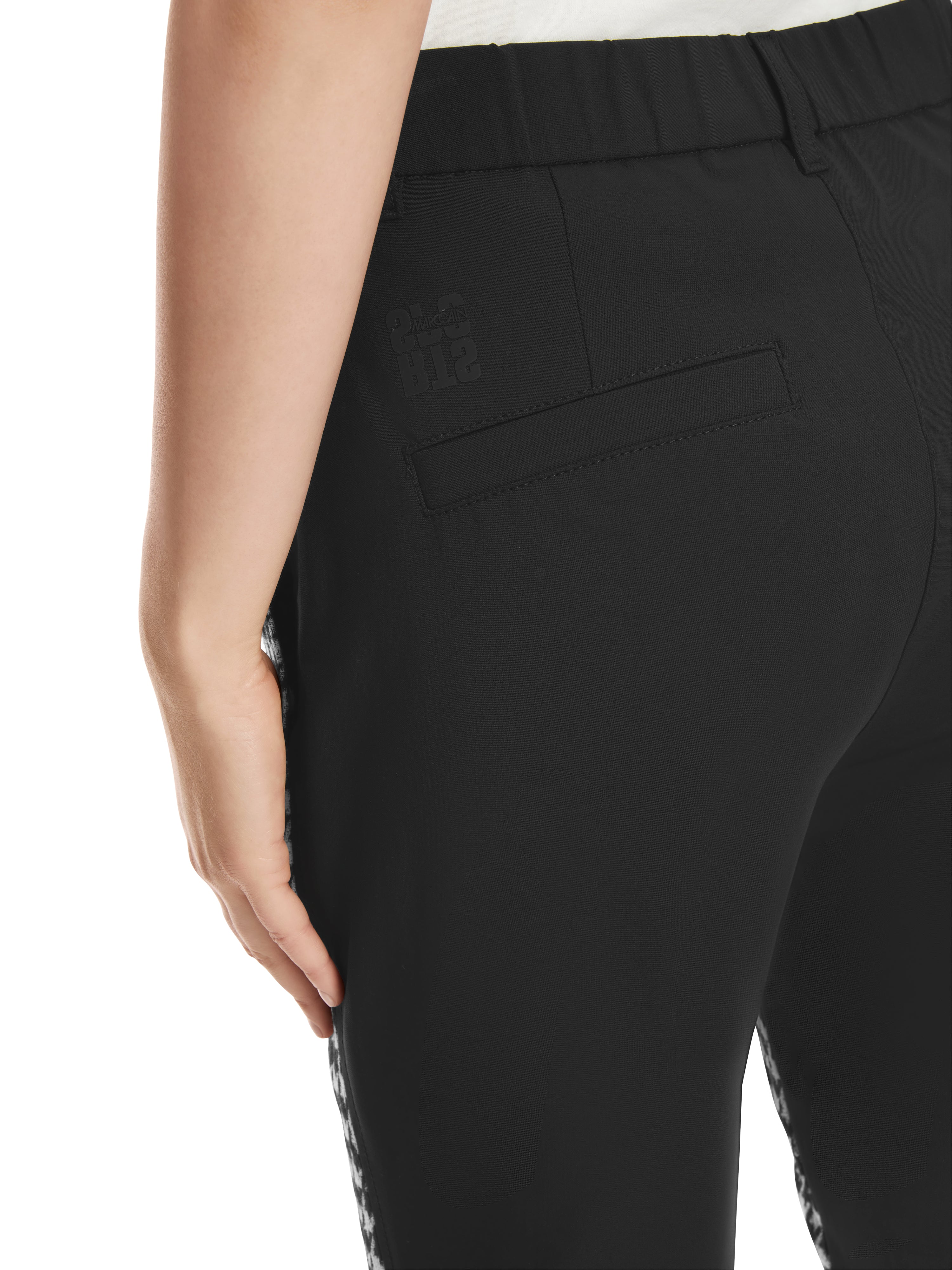 Marc Cain-Modell SLIVEN mit Chickcheck-Dessin-Hosen-Black-Deal-Outlet-by-ARCHIVIST
