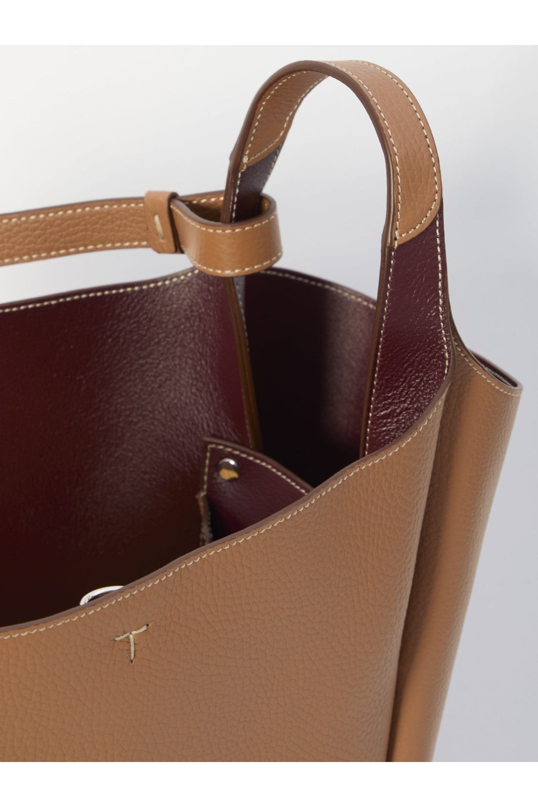 Medium bucket bag in leather