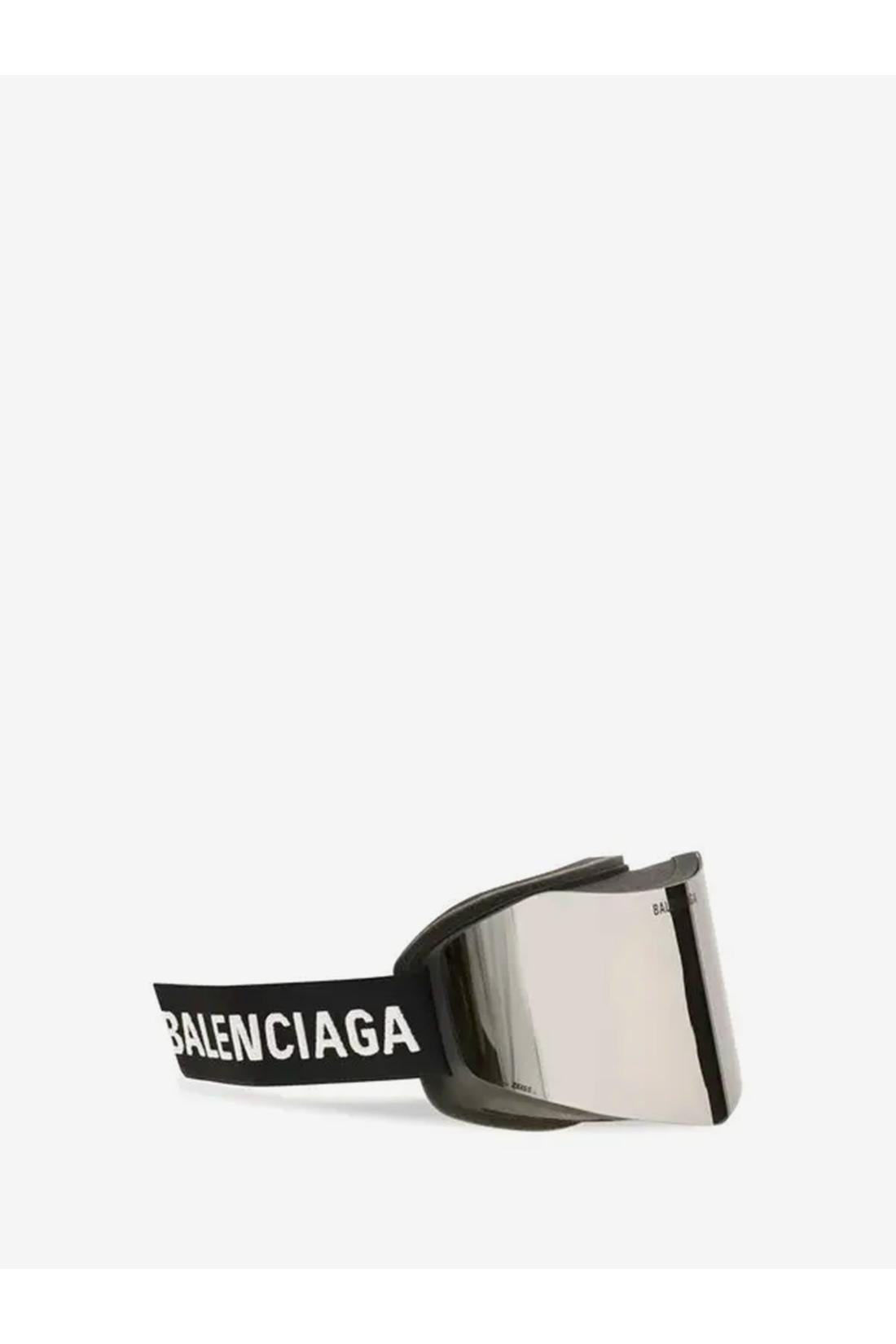 Mirrored ski goggles
