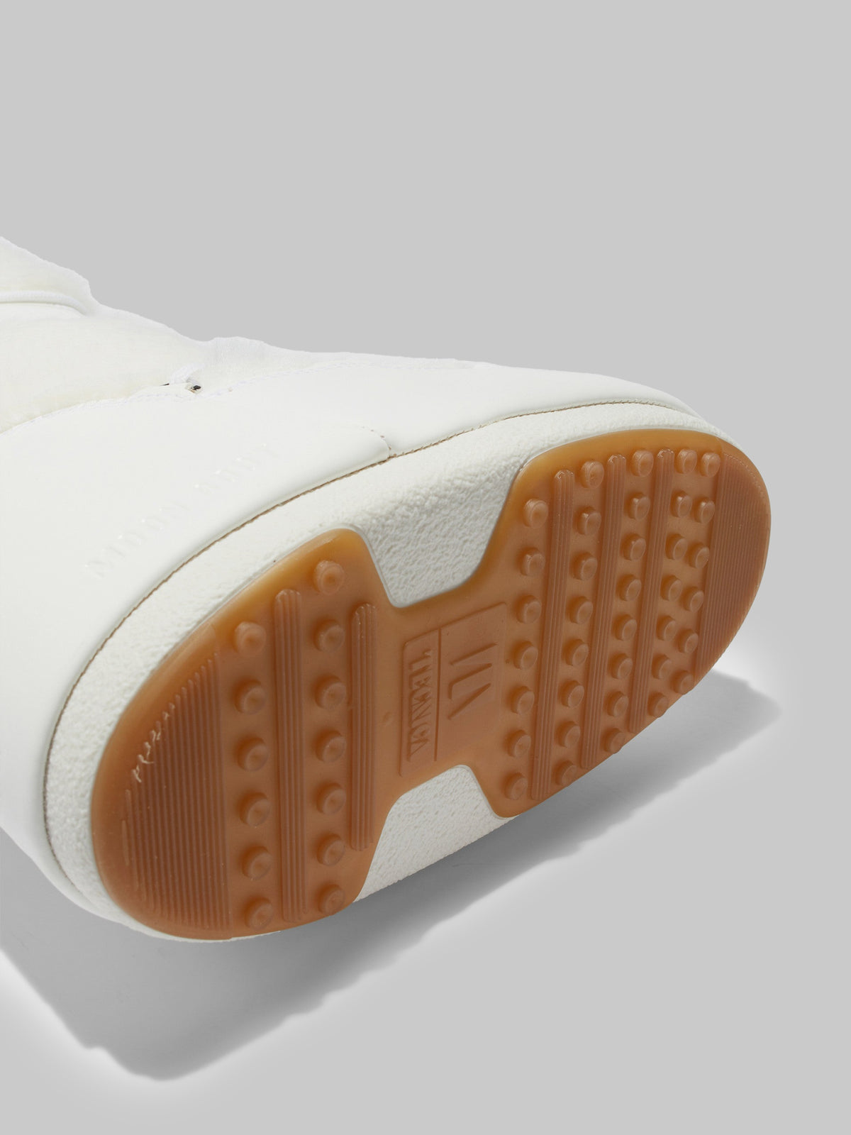 White Icon boot in faux fur.