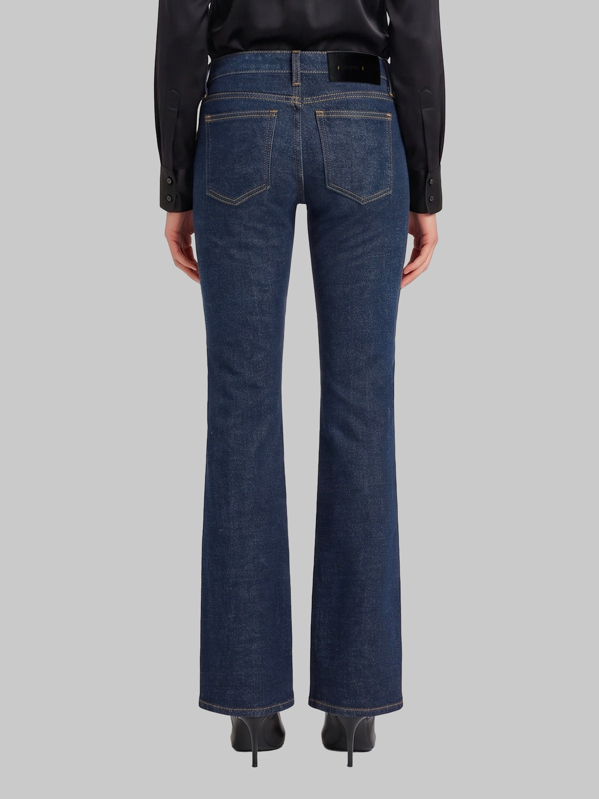 Comfortable low-rise jeans