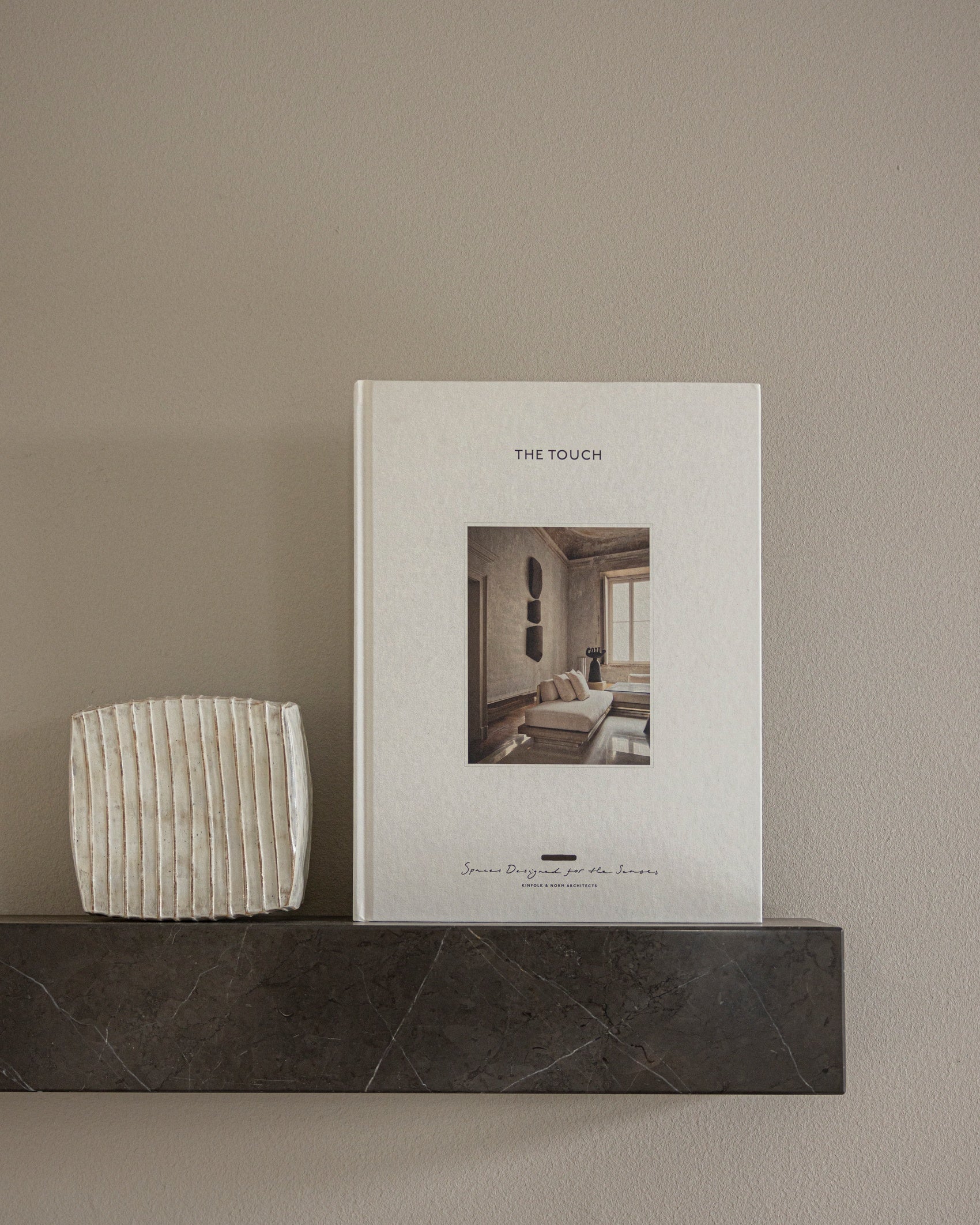 Gestalten Eu Shop-The Touch-Book-Black-Deal-Outlet-by-ARCHIVIST