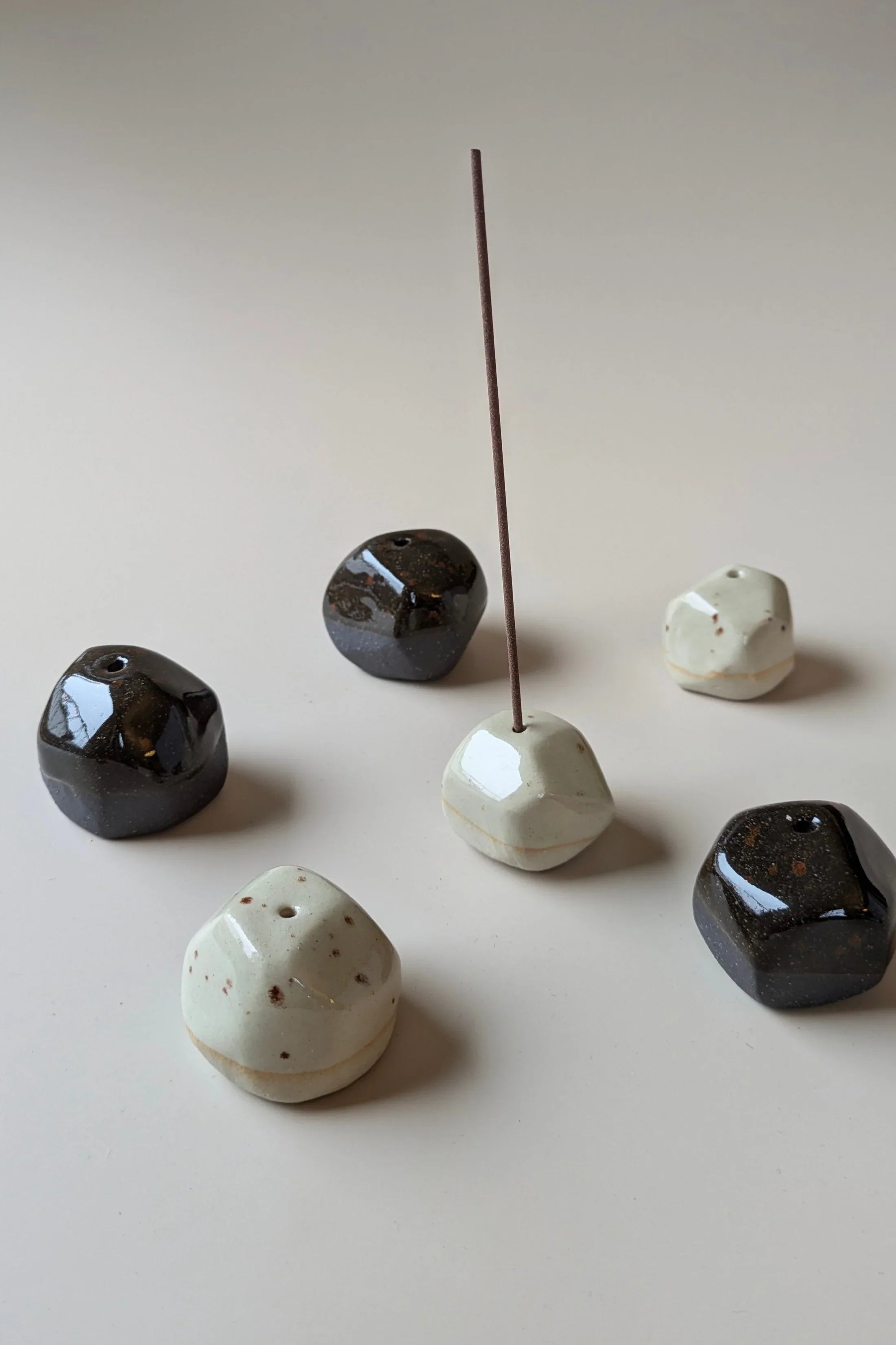 Verdancia-no need for more - Räucherstäbchenhalter - Keramik - Pebble-Räucherstäbchen-Black-Deal-Outlet-by-ARCHIVIST