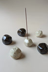 Verdancia-no need for more - Räucherstäbchenhalter - Keramik - Pebble-Räucherstäbchen-Black-Deal-Outlet-by-ARCHIVIST