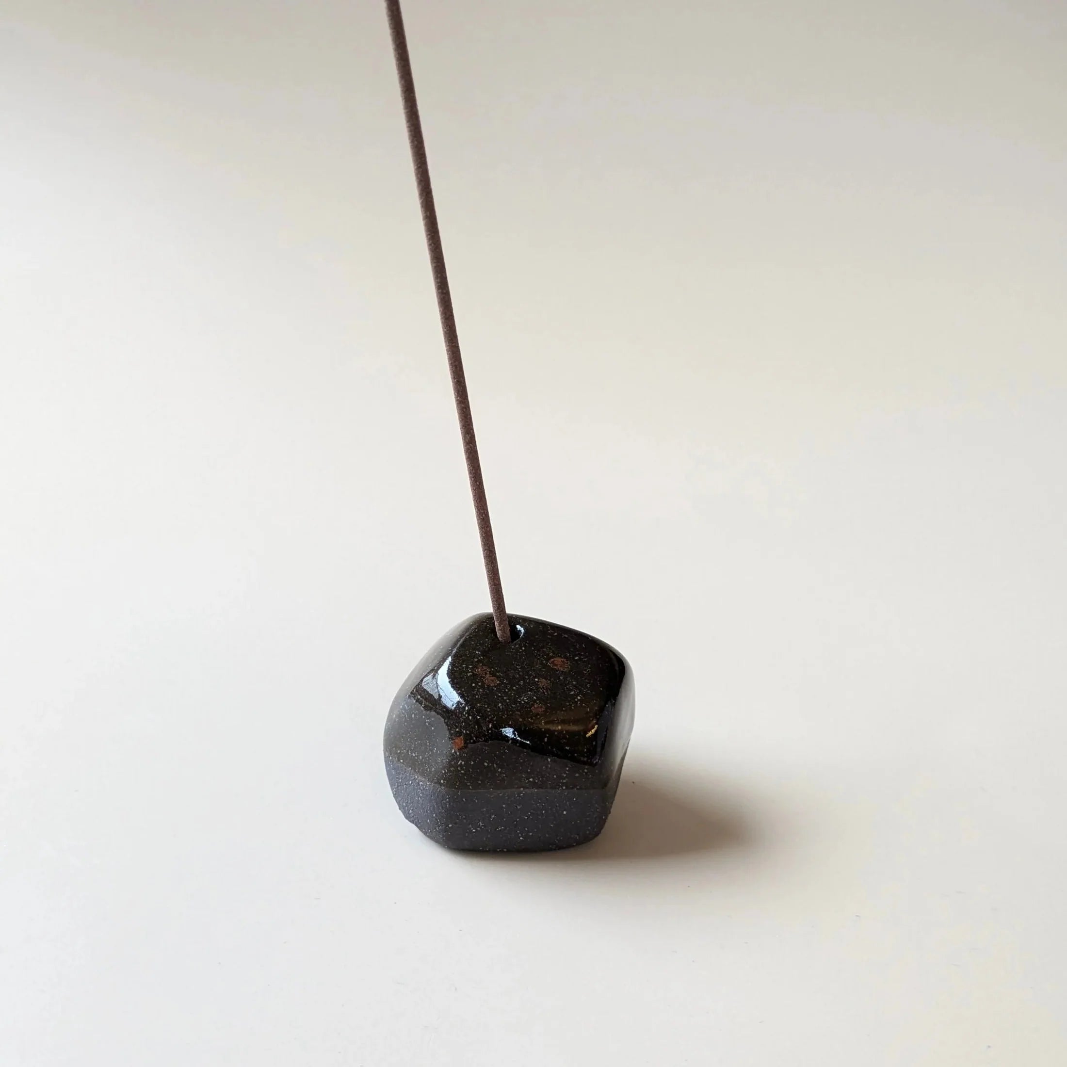 Verdancia-no need for more - Räucherstäbchenhalter - Keramik - Pebble-Räucherstäbchen-Black-Deal-Outlet-by-ARCHIVIST
