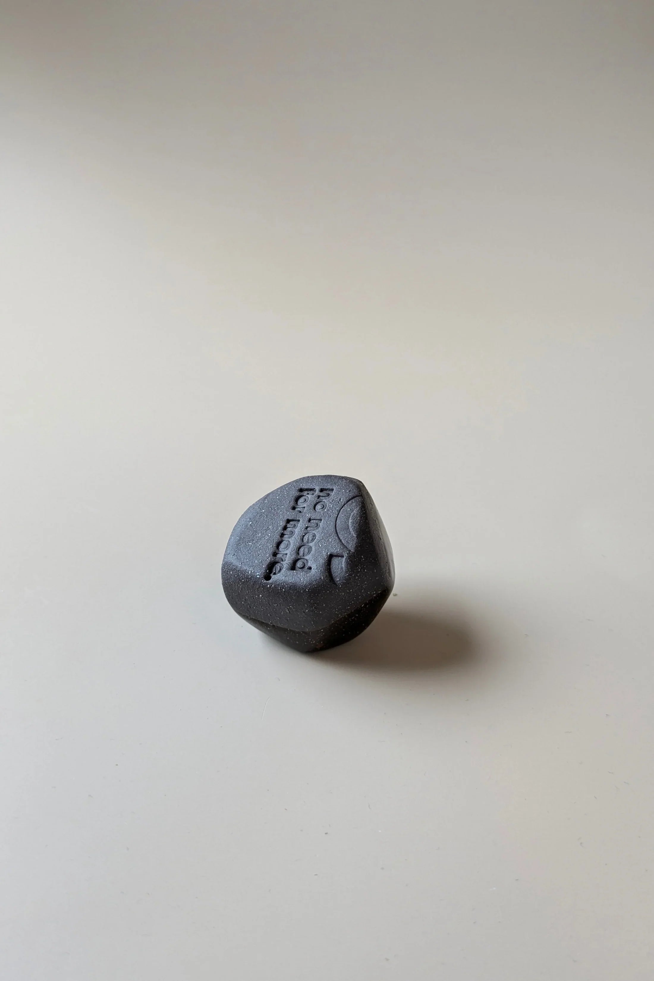 Verdancia-no need for more - Räucherstäbchenhalter - Keramik - Pebble-Räucherstäbchen-Black-Deal-Outlet-by-ARCHIVIST