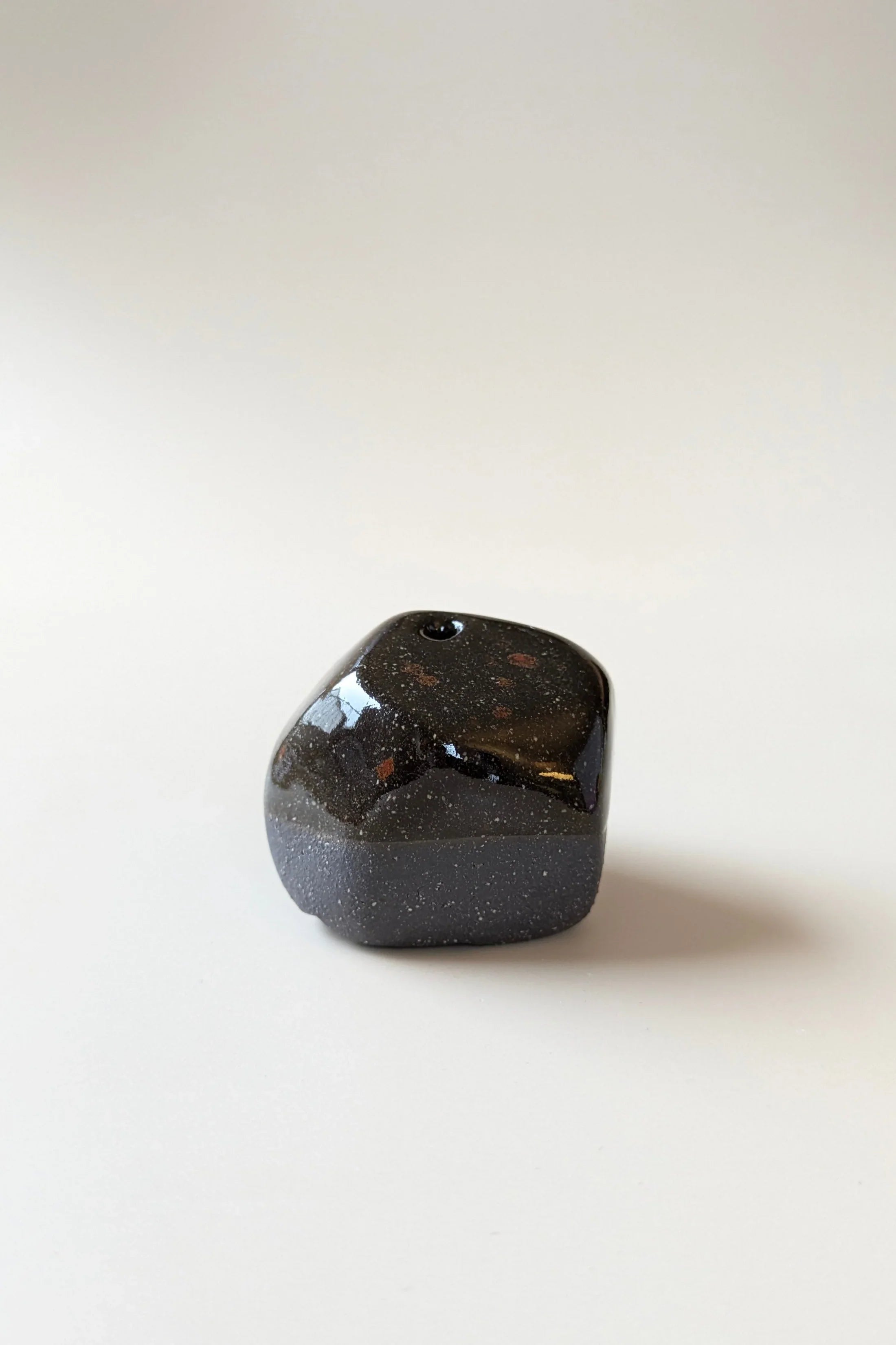 Verdancia-no need for more - Räucherstäbchenhalter - Keramik - Pebble-Räucherstäbchen-Black-Deal-Outlet-by-ARCHIVIST