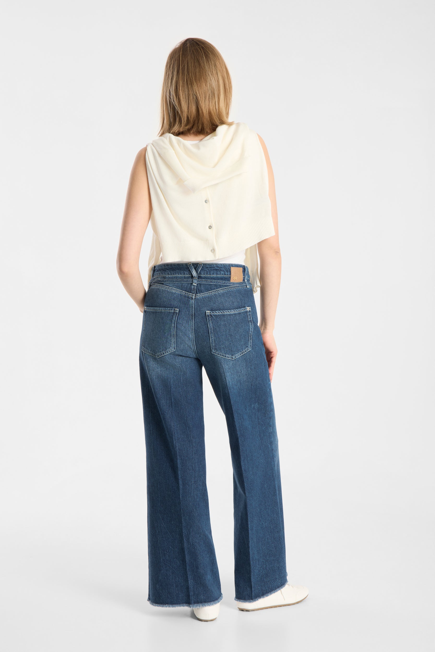Sventy B Crop