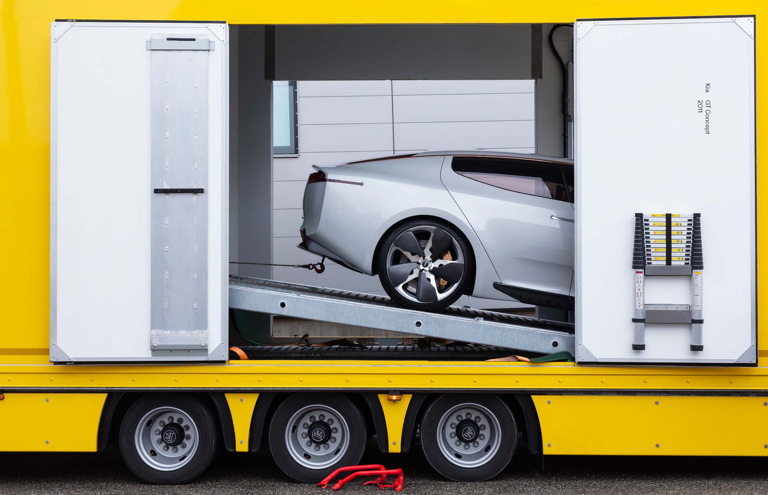 Gestalten Eu Shop-Roots and Wings-Book-Black-Deal-Outlet-by-ARCHIVIST