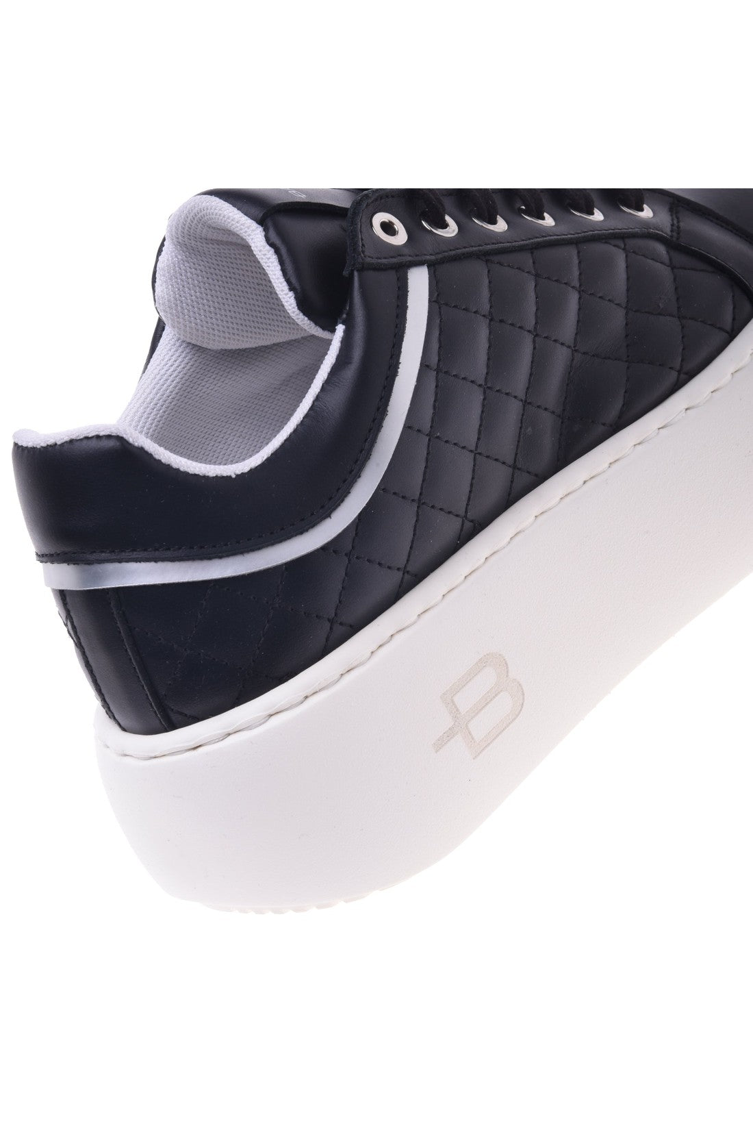 Sneaker in black quilted leather