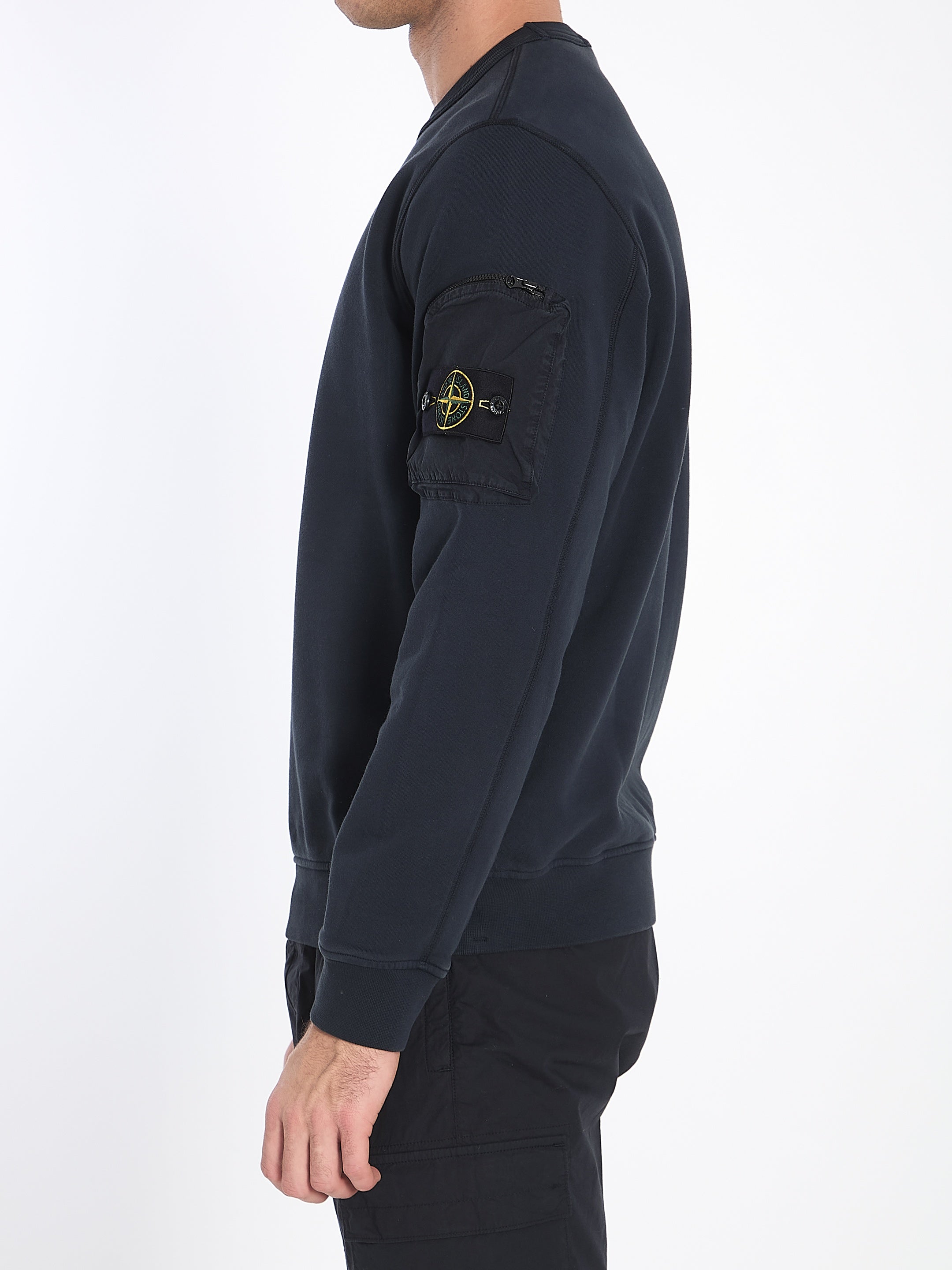 Sweatshirt with pocket