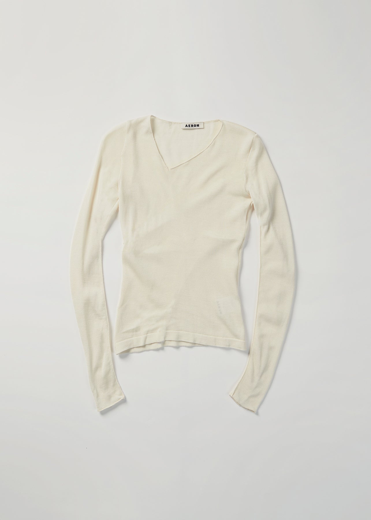 AERON FRAME Asymmetric V-neck wool sweater – beige