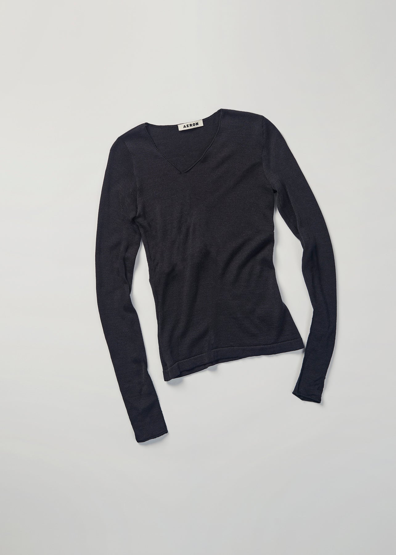AERON FRAME Asymmetric V-neck wool sweater – graphite