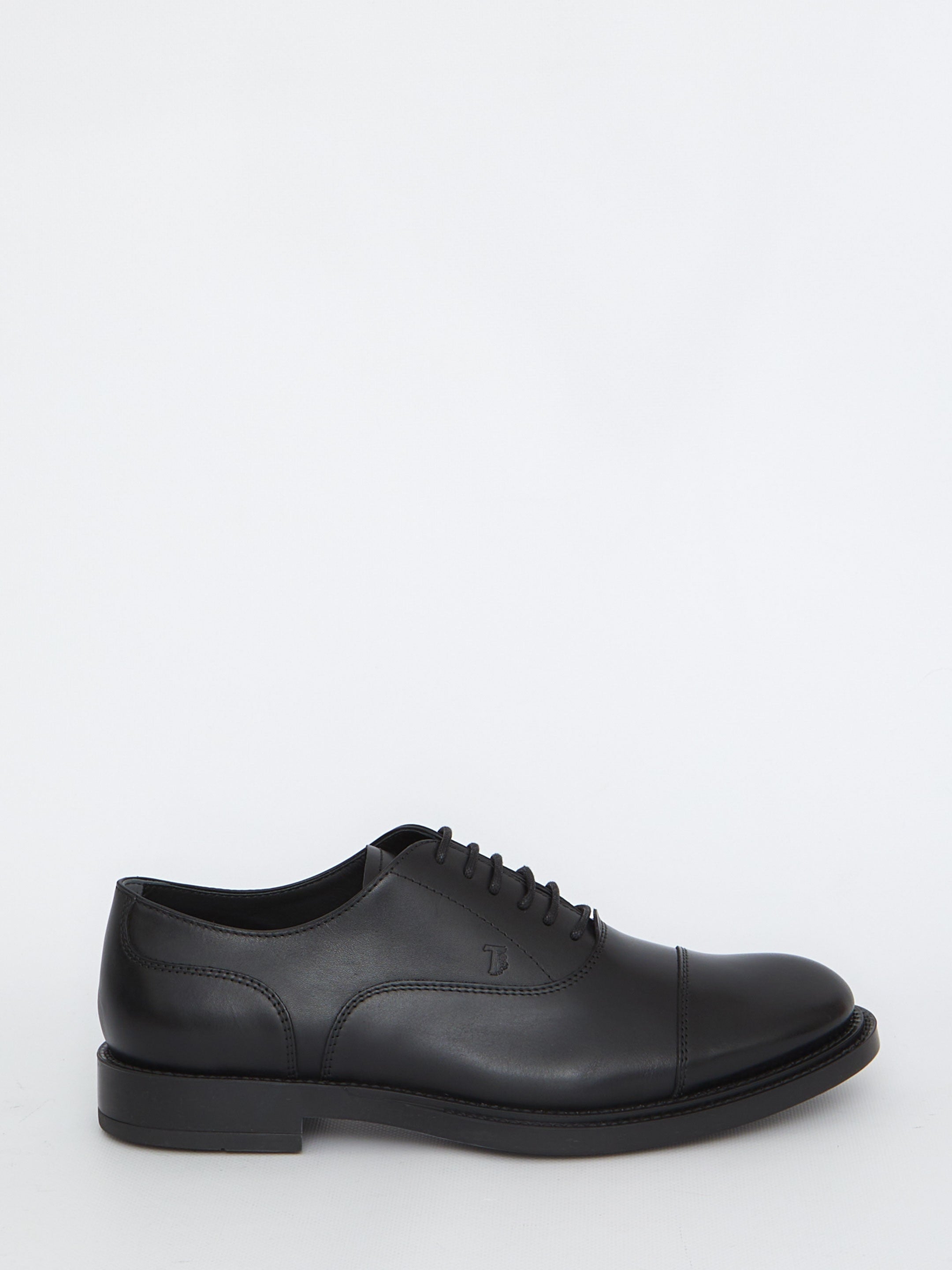 Lace-ups in black leather