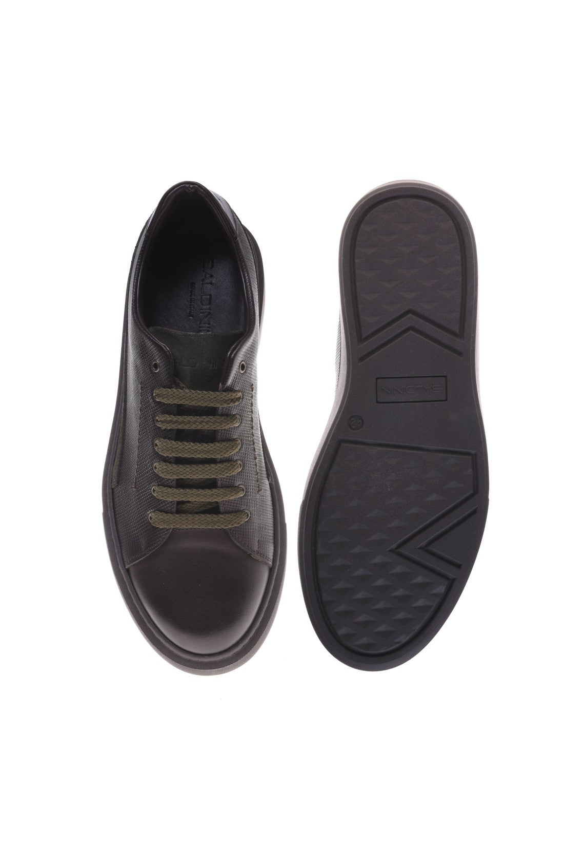 Trainer in dark brown printed leather