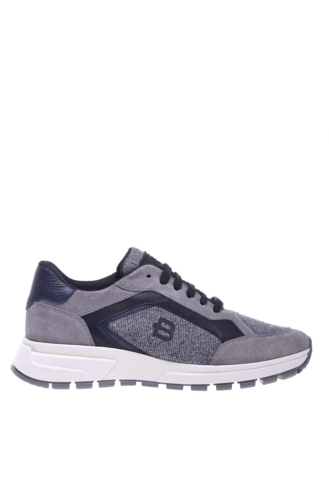 Trainer in grey fabric and suede