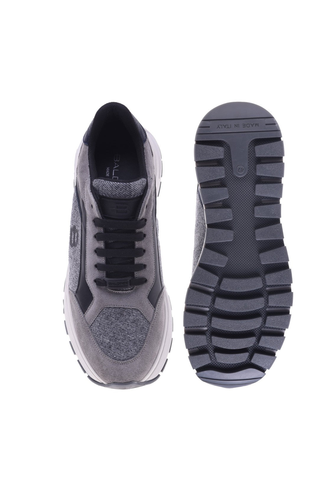 Trainer in grey fabric and suede