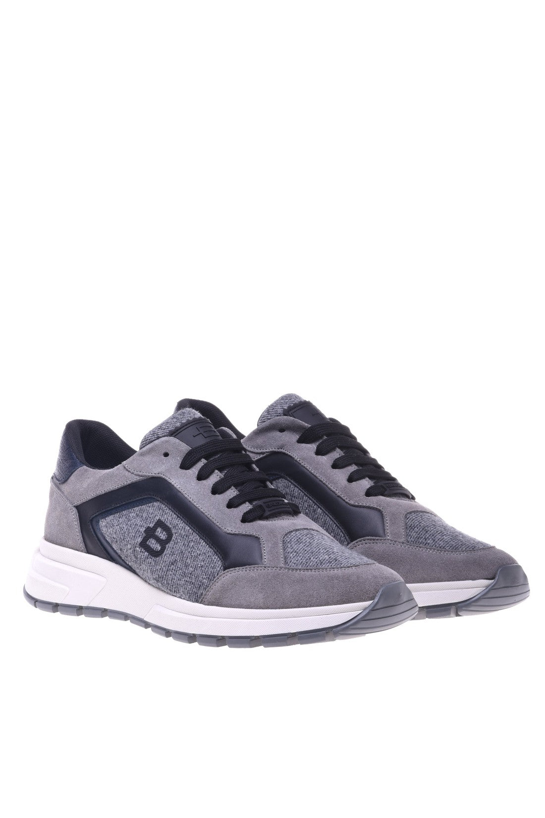 Trainer in grey fabric and suede