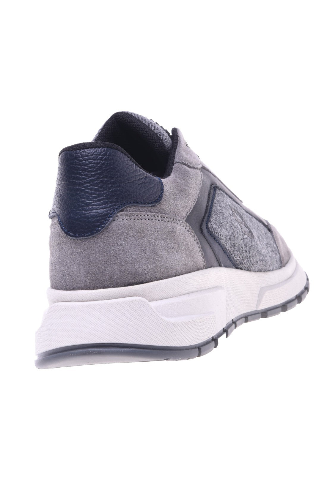 Trainer in grey fabric and suede