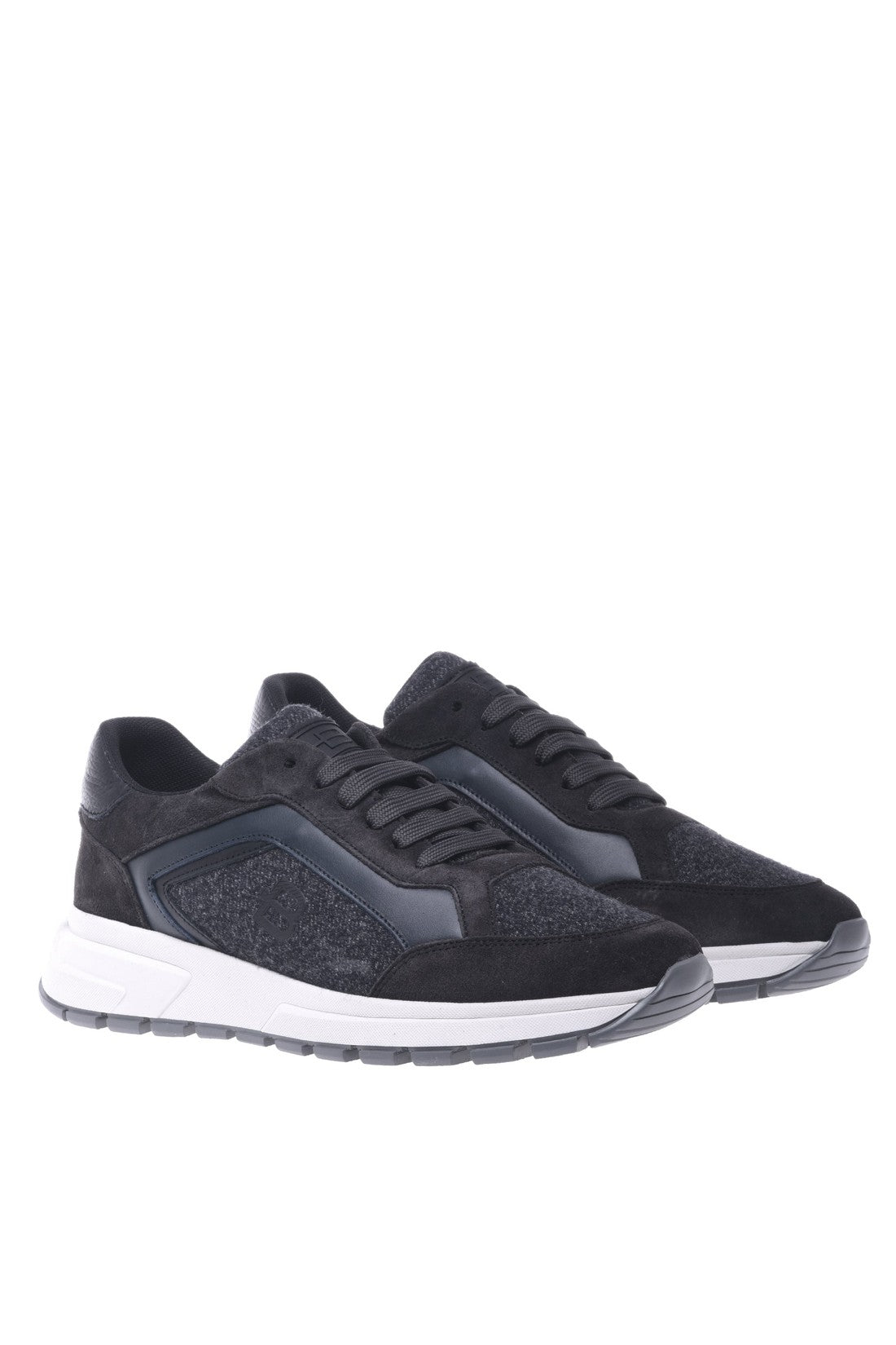 Trainer in charcoal fabric and suede