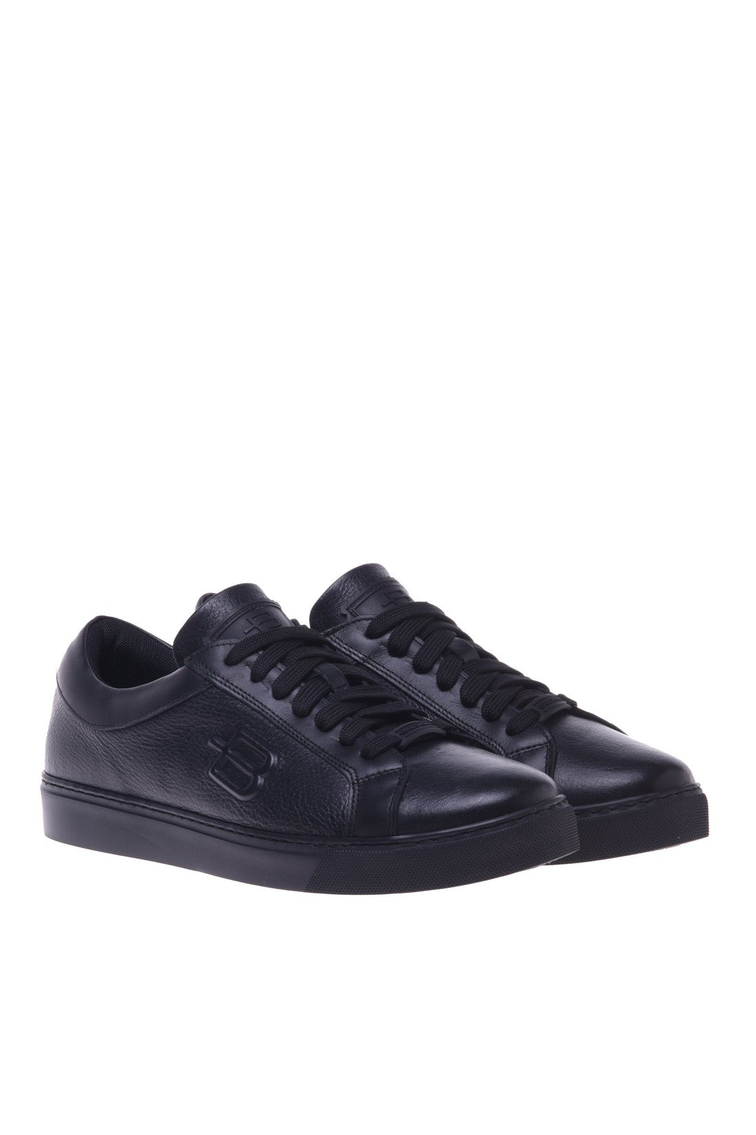 Trainers in black tumbled leather