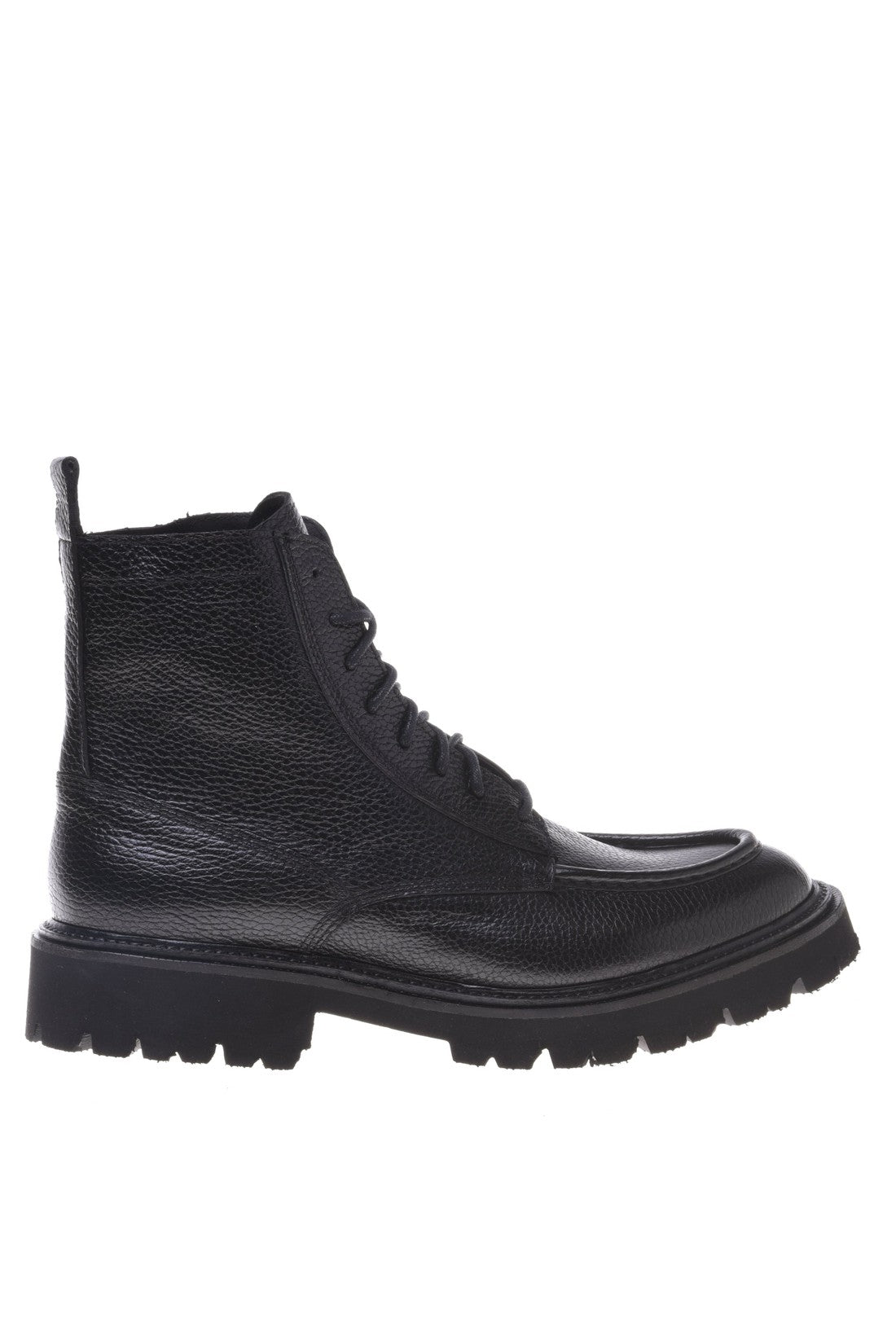 Combat boot in black tumbled leather