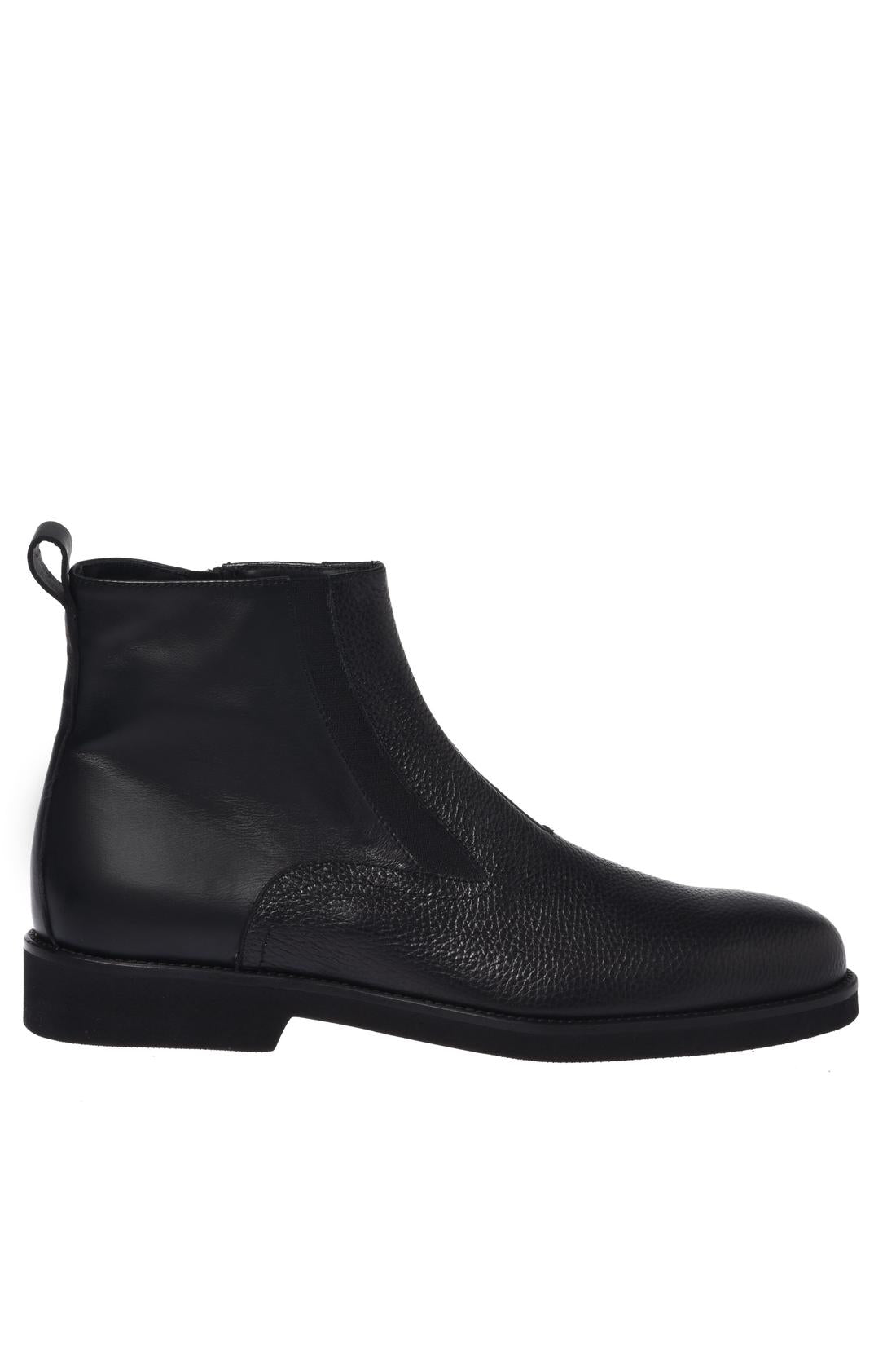 Ankle boot in black leather and tumbled leather