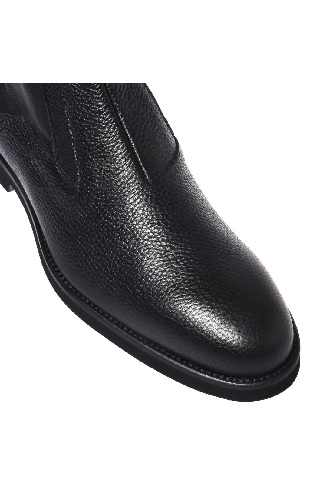 Ankle boot in black leather and tumbled leather