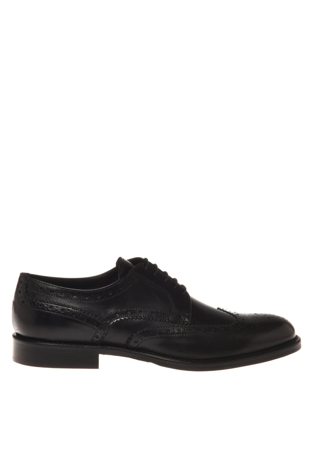 Lace-up shoe in black leather