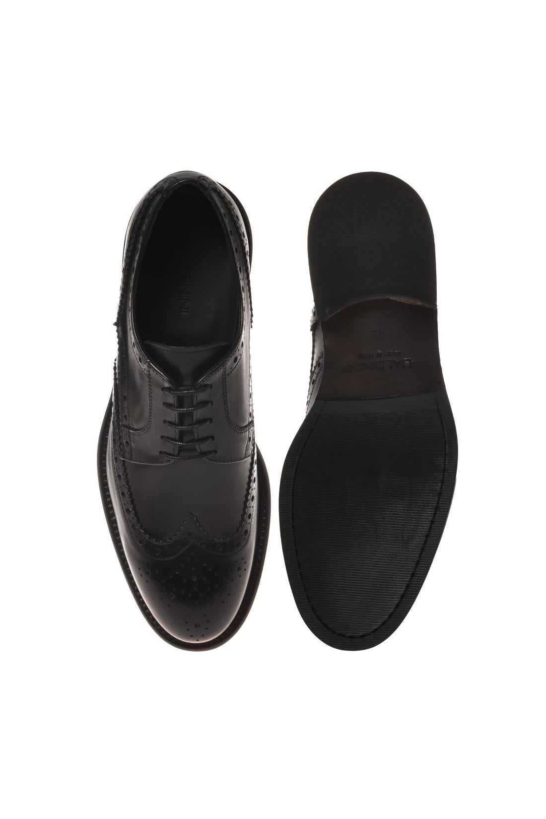 Lace-up shoe in black leather