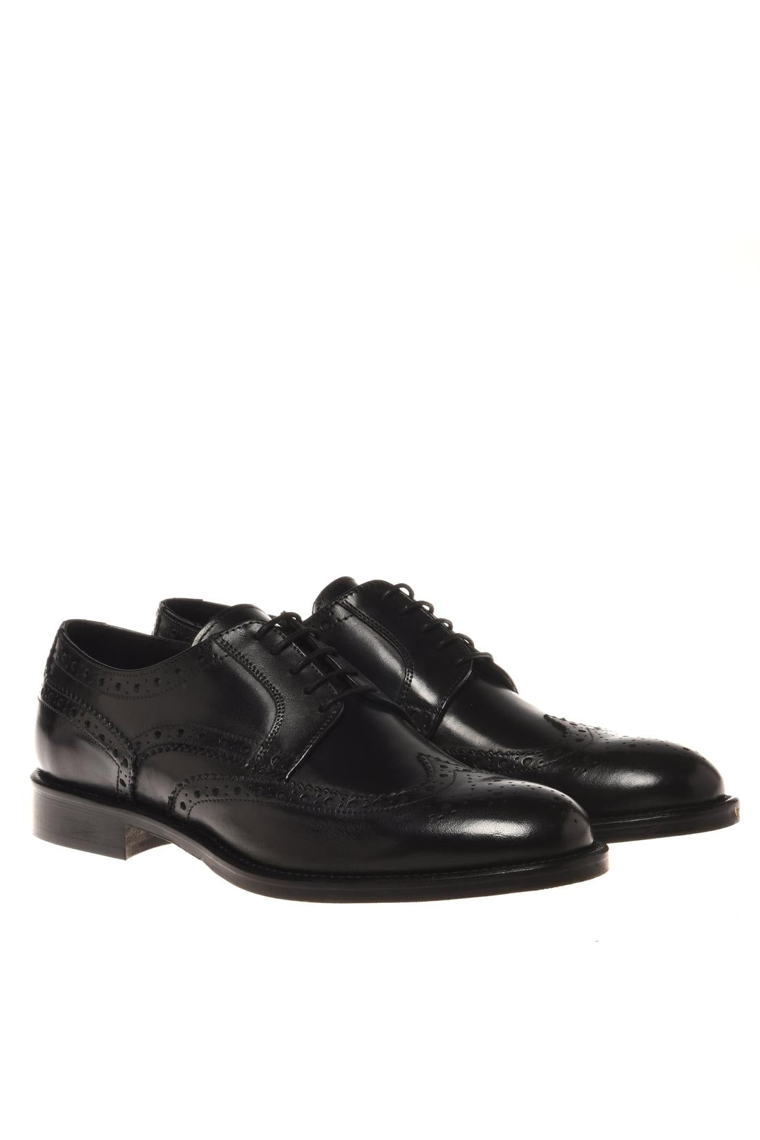 Lace-up shoe in black leather