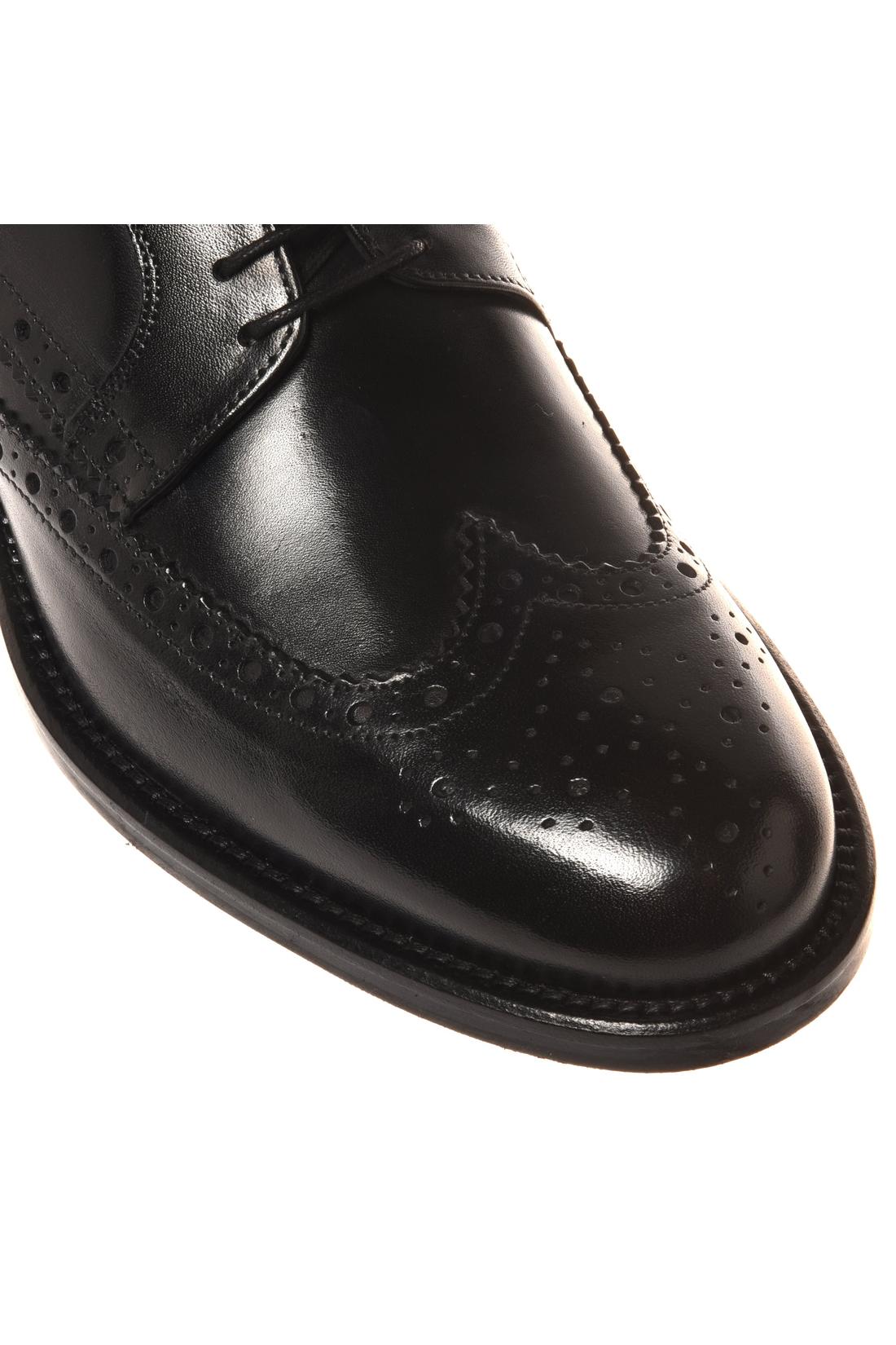 Lace-up shoe in black leather