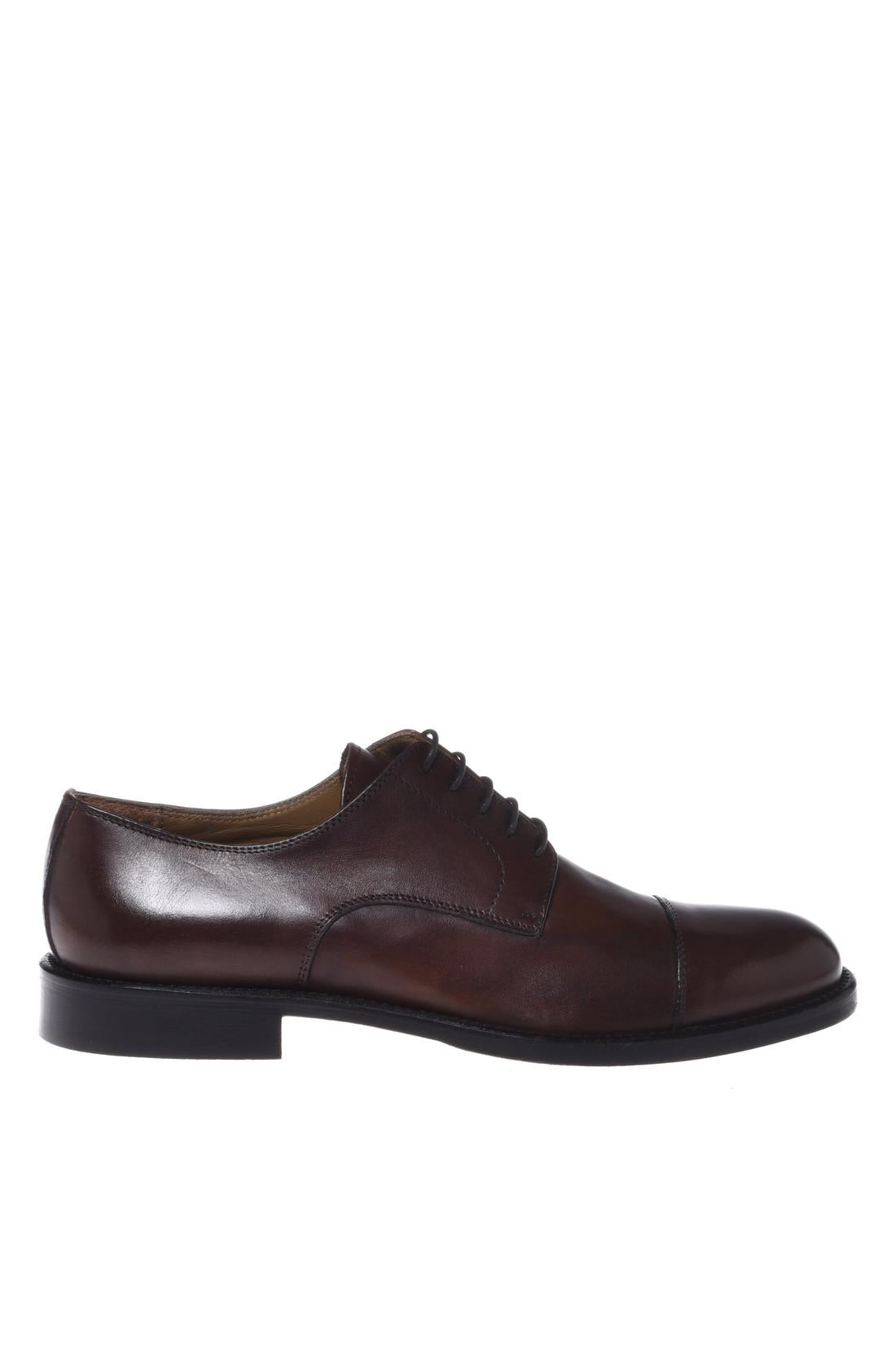 Lace-up shoe in dark brown leather