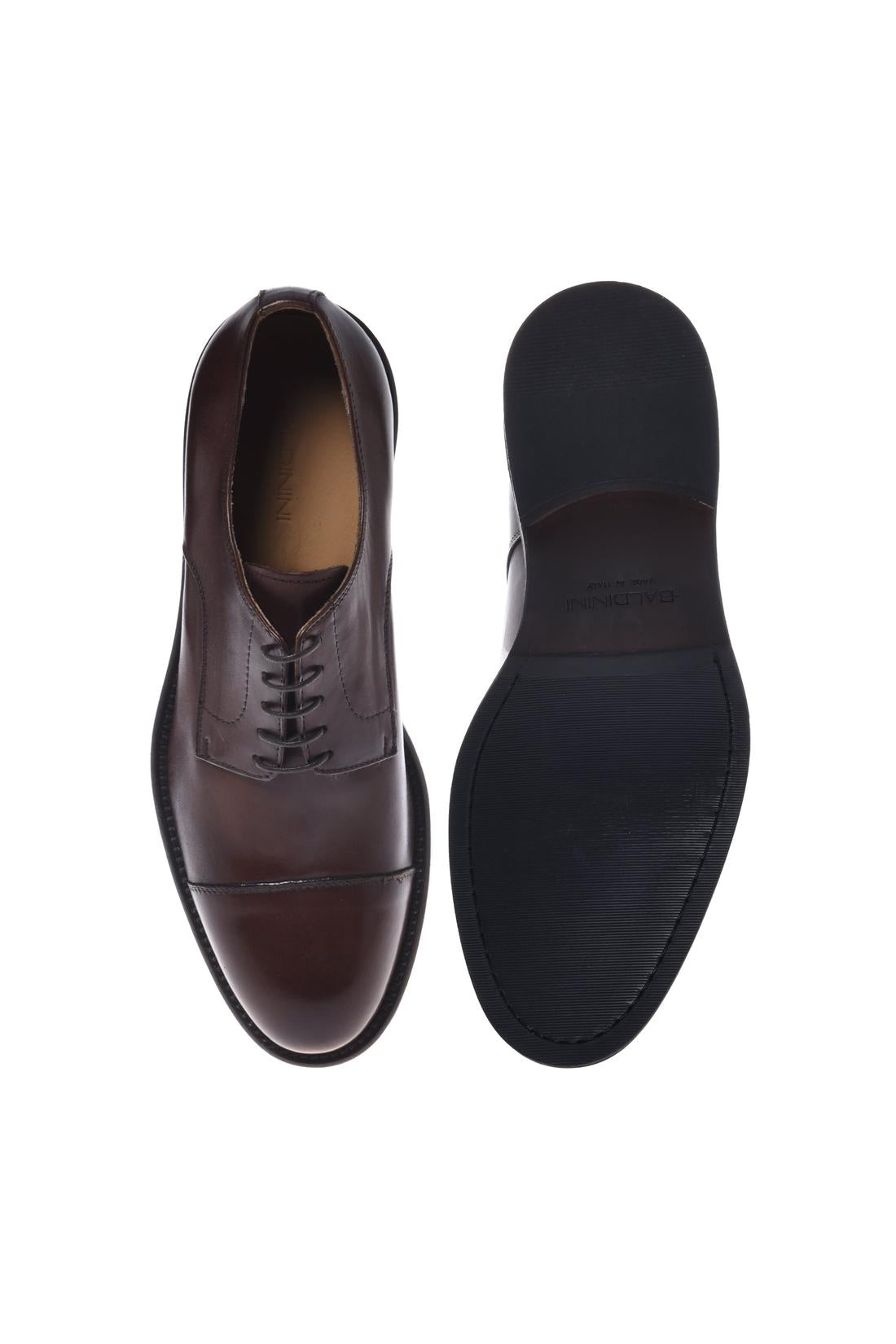 Lace-up shoe in dark brown leather