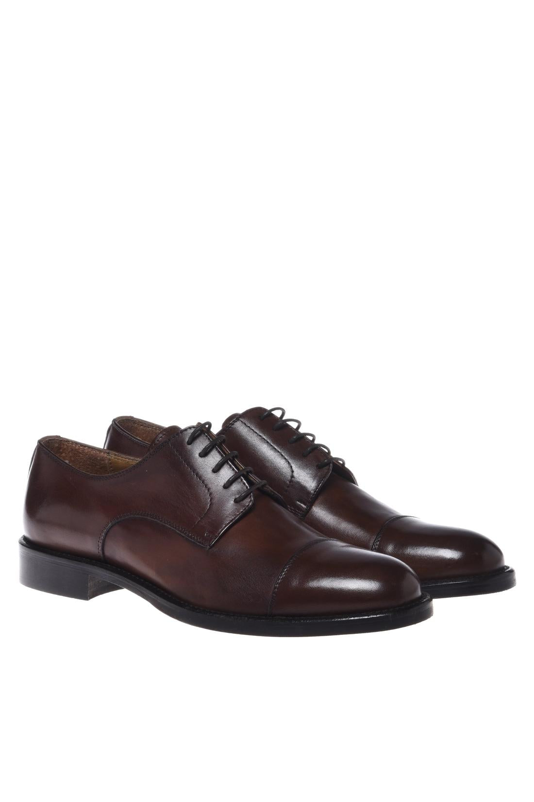 Lace-up shoe in dark brown leather