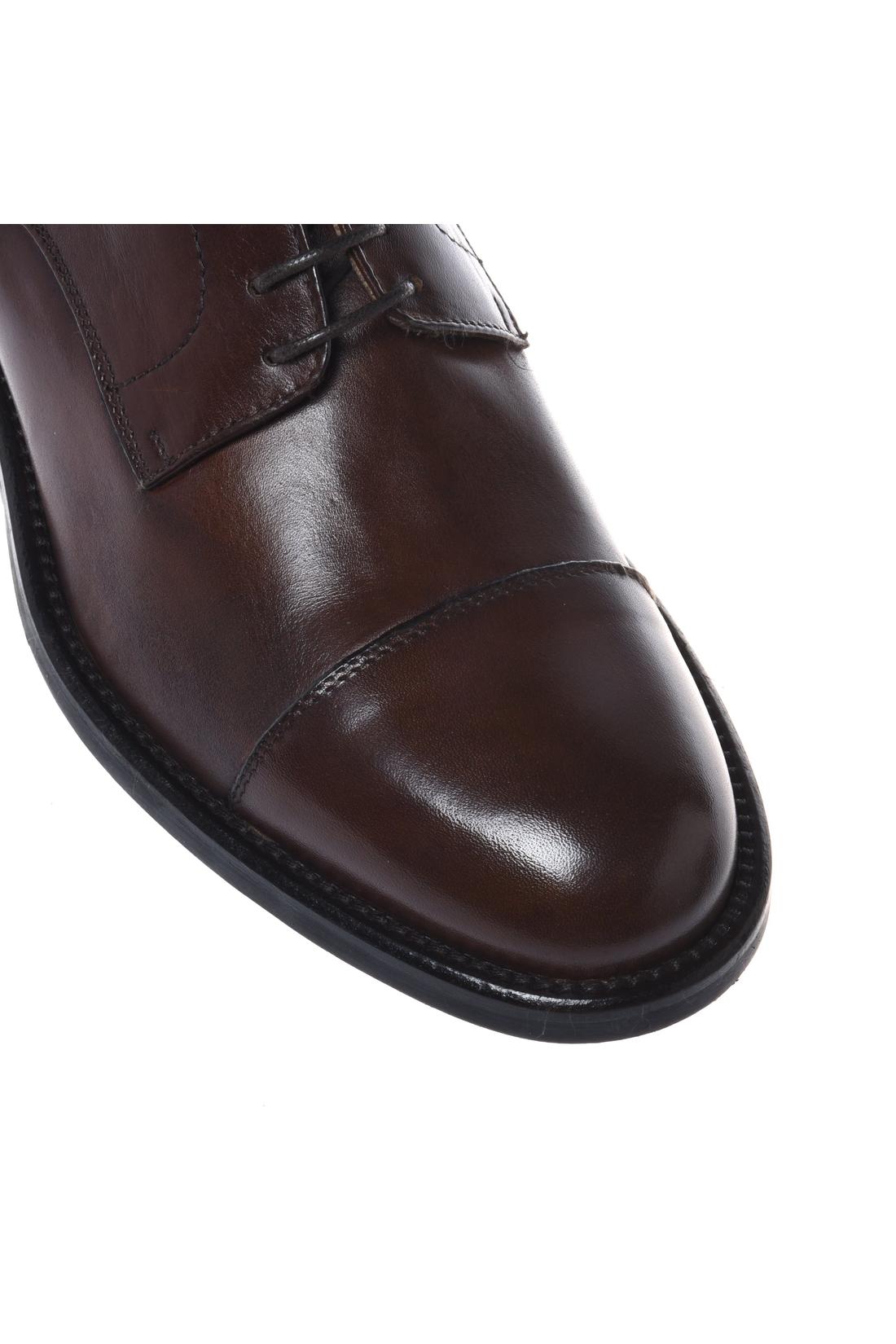 Lace-up shoe in dark brown leather