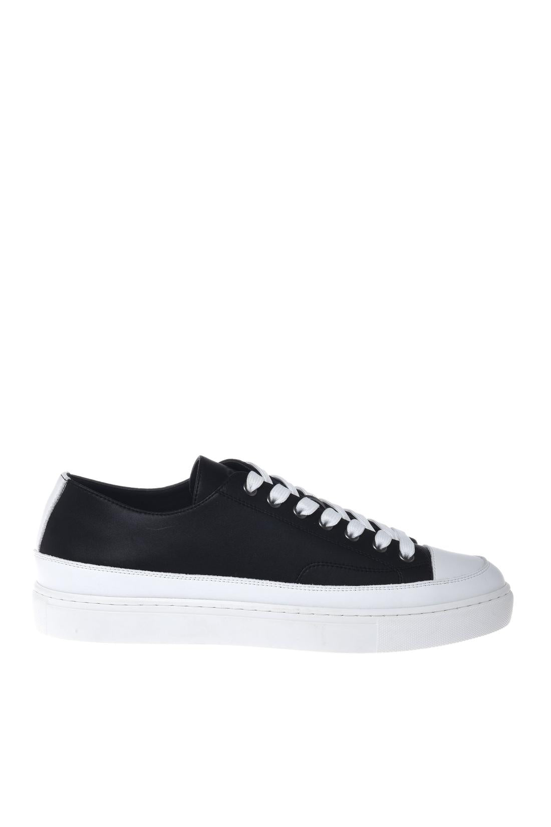 Sneaker in leather black