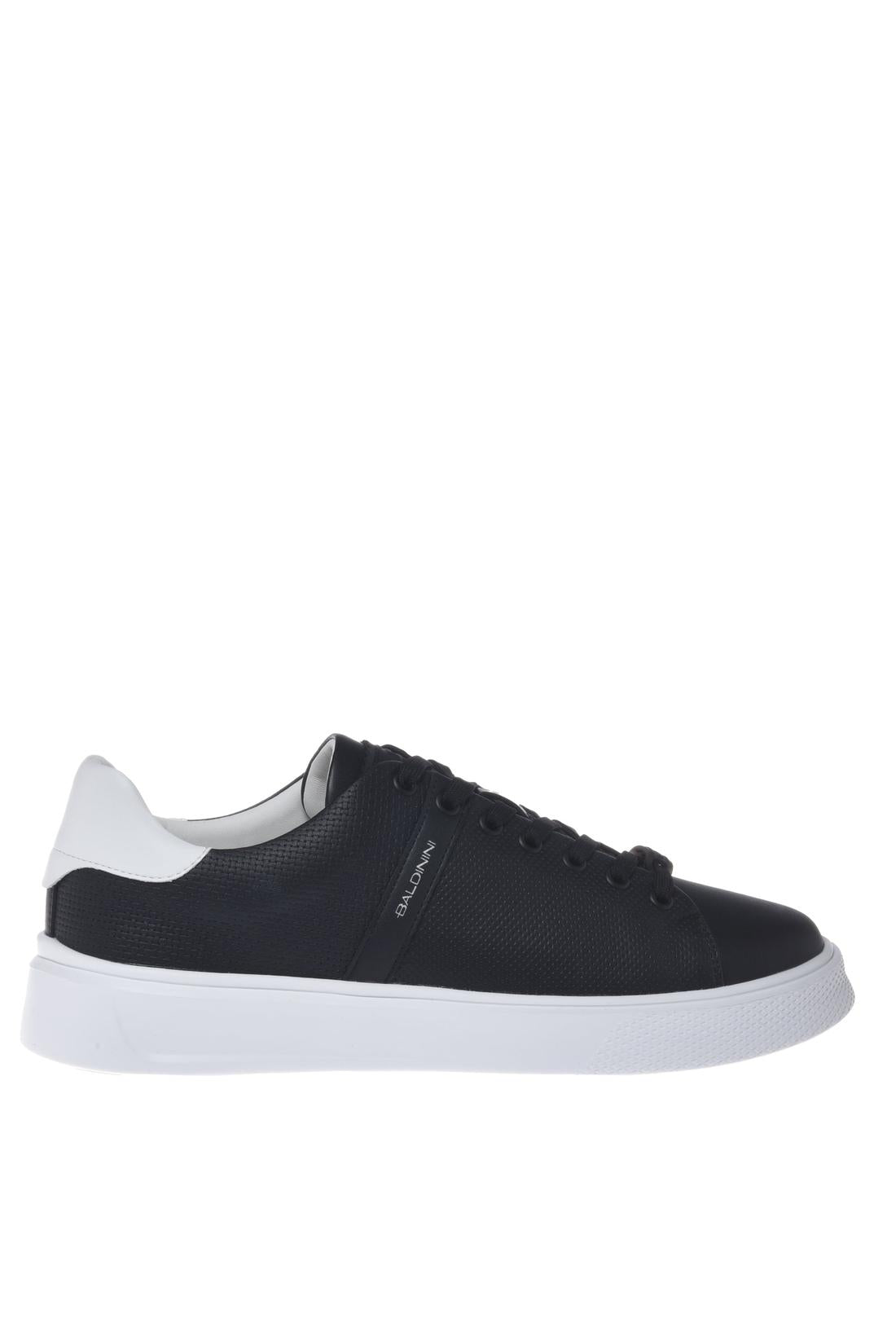Sneaker in perforated leather black