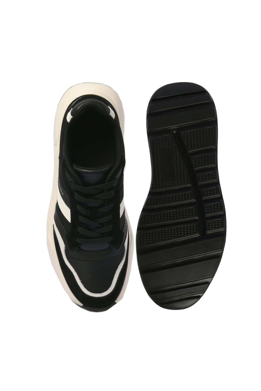 Sneaker in leather and black fabric