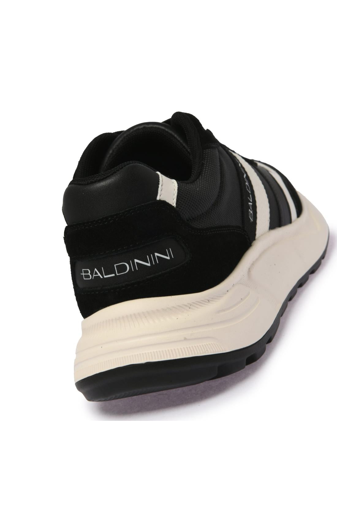 Sneaker in leather and black fabric