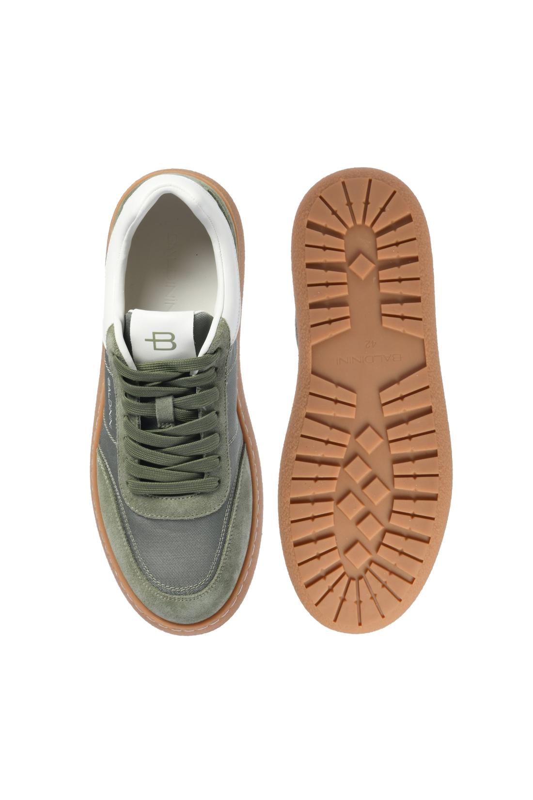 Sneaker in green suede and fabric