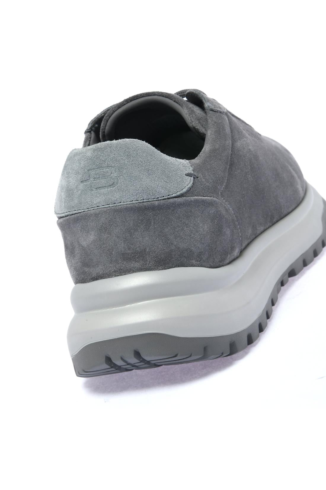 Sneaker in grey suede