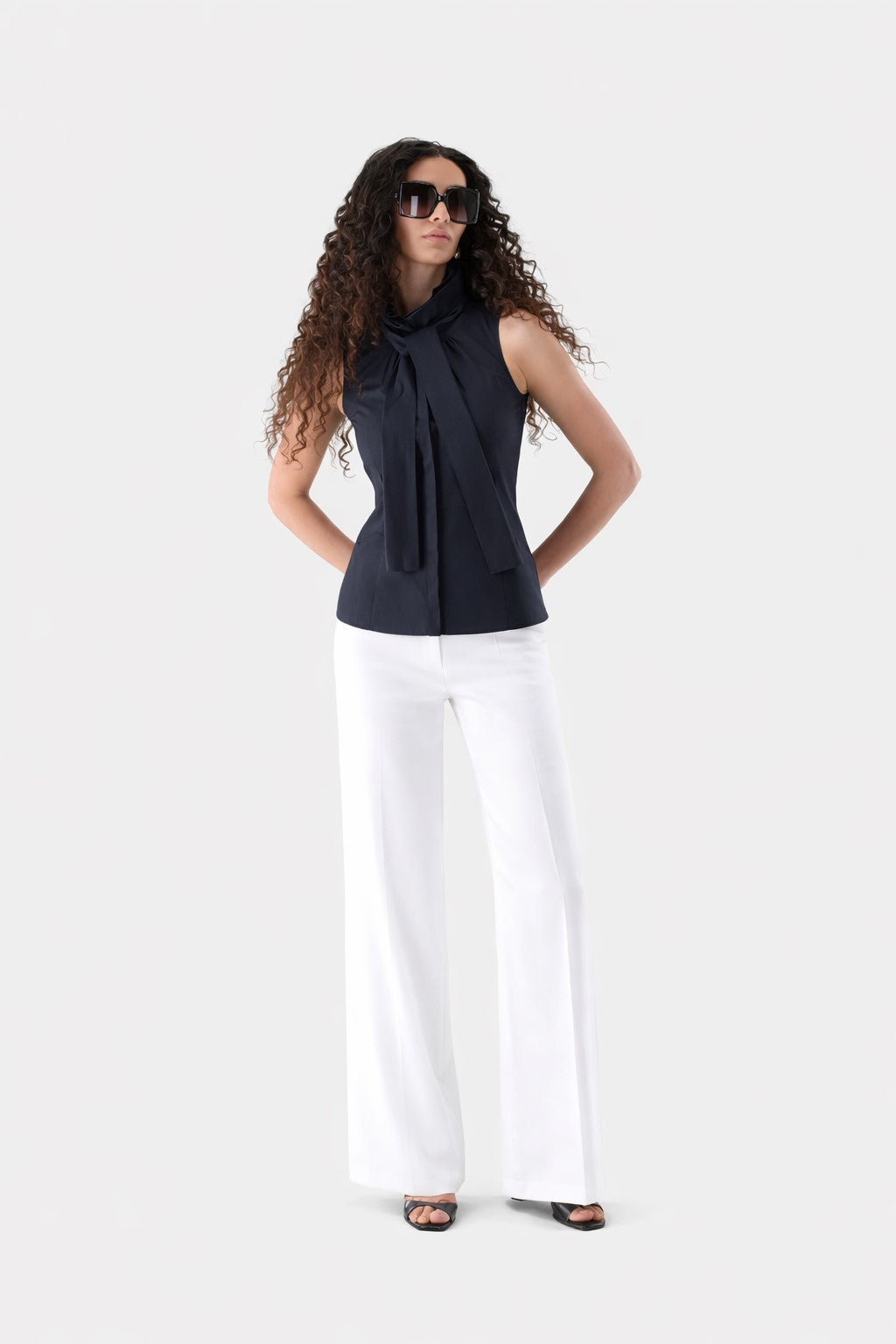 Ärmellose Bluse | mit Rüschen und Schluppe