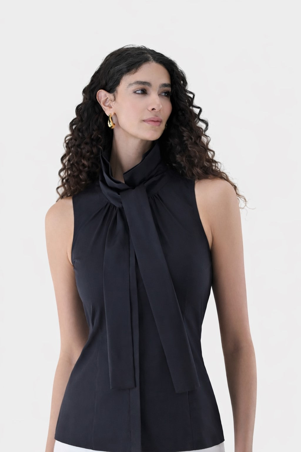 Ärmellose Bluse | mit Rüschen und Schluppe