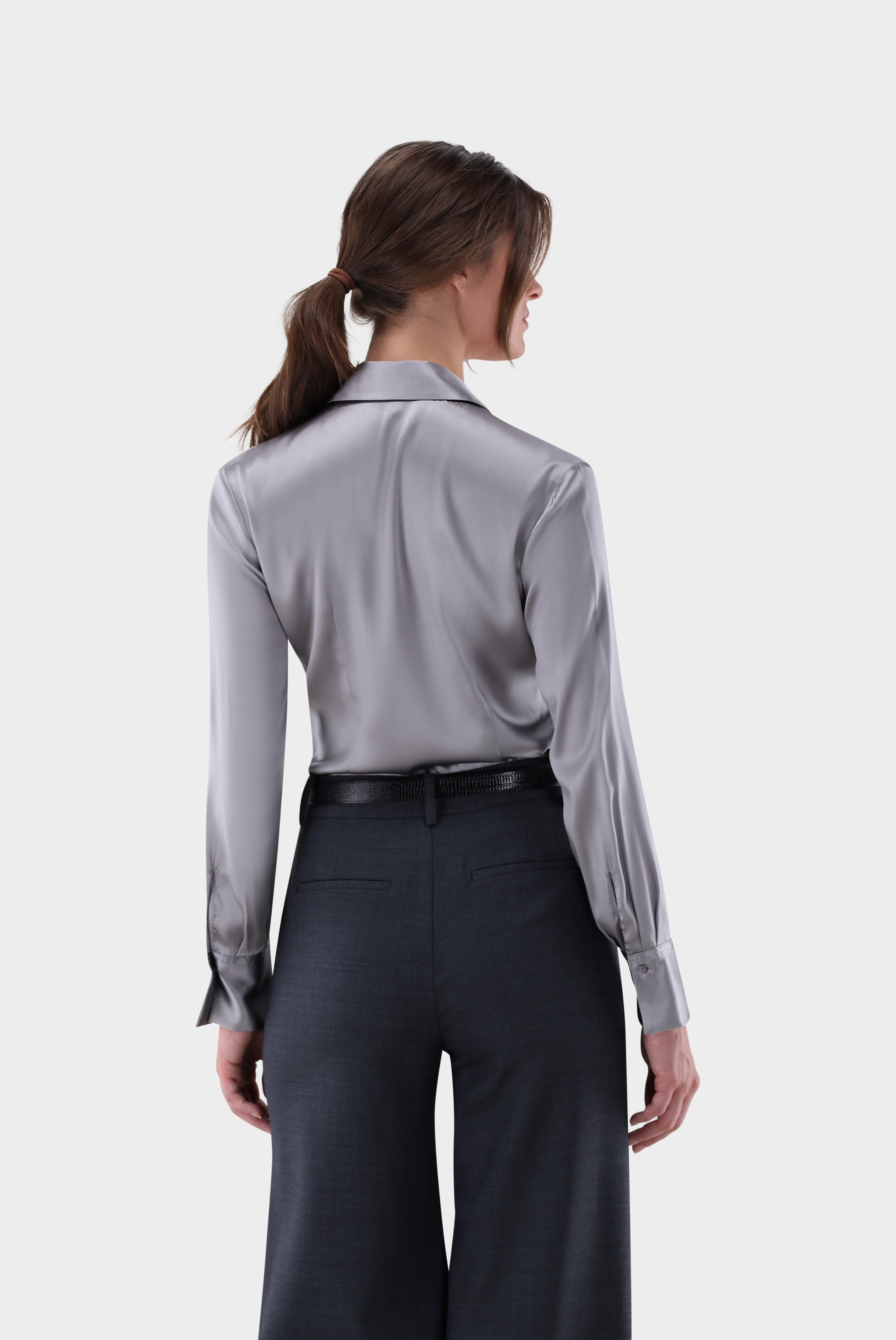 Hemdbluse | tailliert aus Seidensatin-Stretch