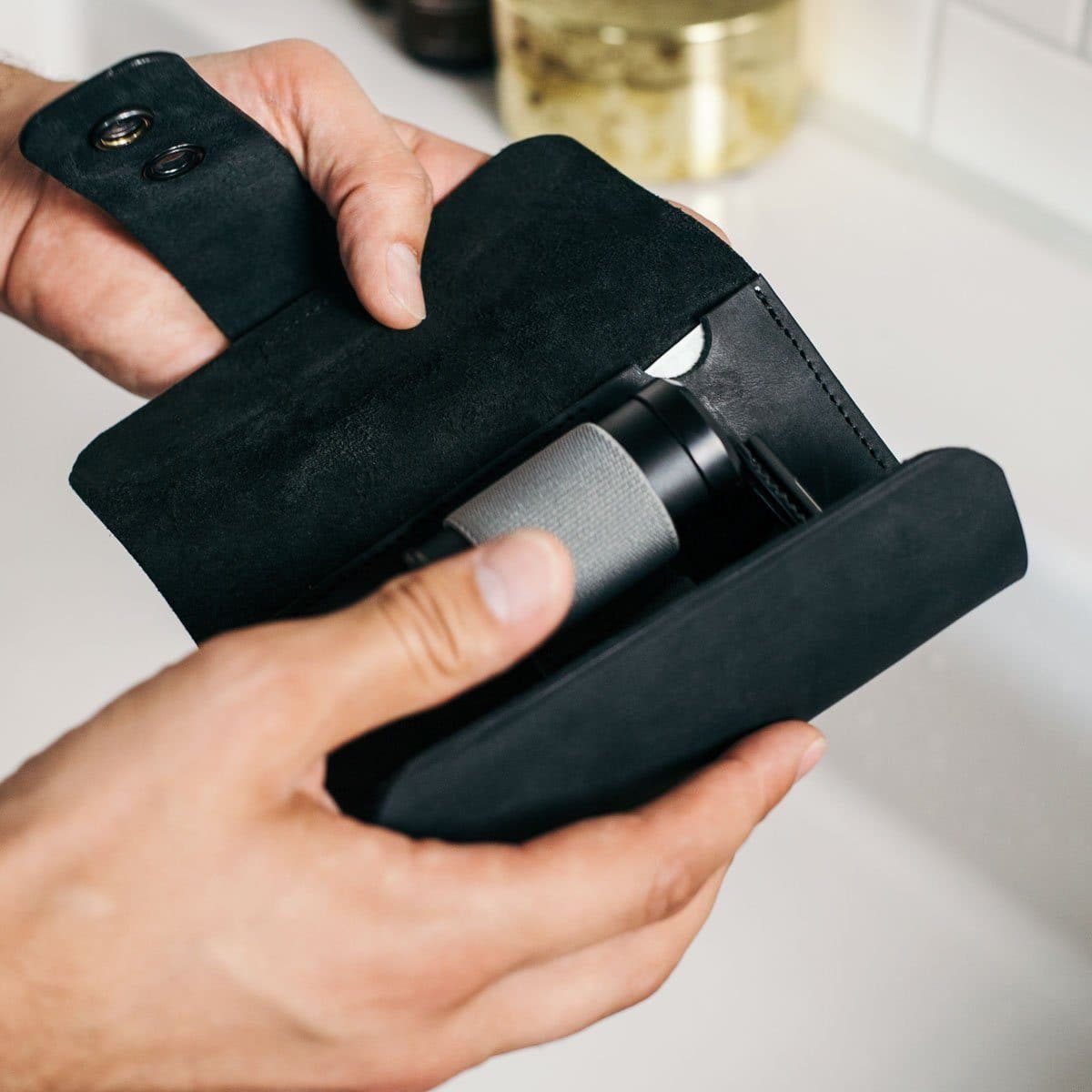 Sober-Ledertasche | Etui für Rasierer und Rasierpinsel-Ledertasche-Black-Deal-Outlet-by-ARCHIVIST